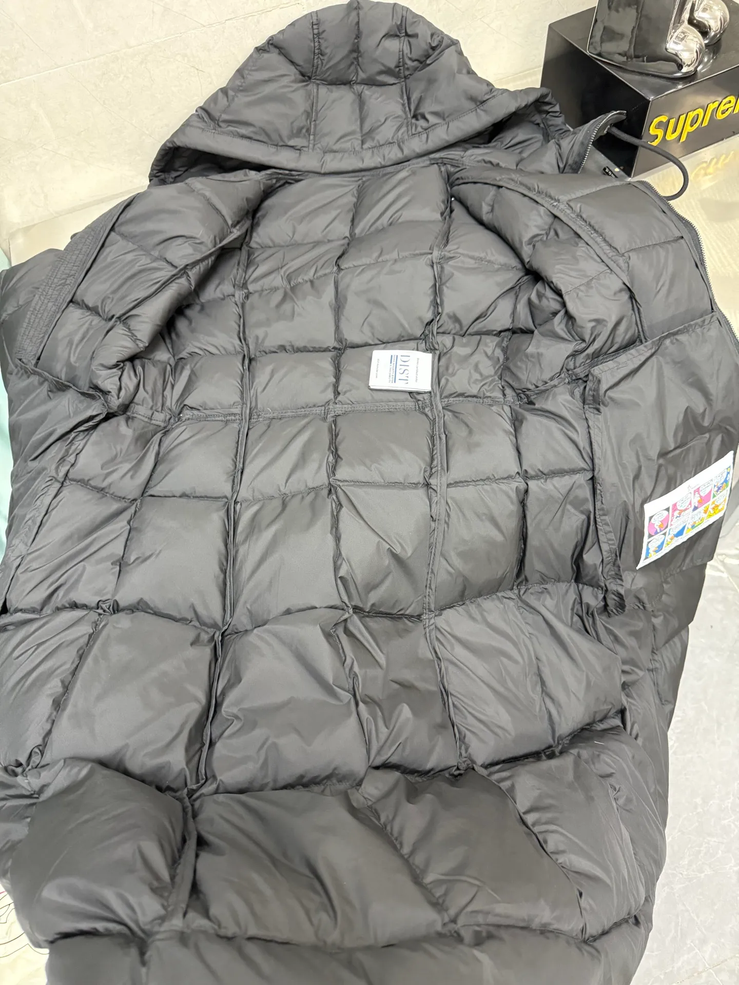 P1100 Moncler Faucon Women's Long Hooded Down Jacket The Faucon Women's Long Down Jacket interprets classic items in new proportions, showing impeccable fashion style. The Faucon long down is made of polyester fabric and has a slim, wide silhouette with a nipped-in waist. The Longue saison lining is lightweight and the three-dimensional hood adds a finishing touch to the style. Size: 0123