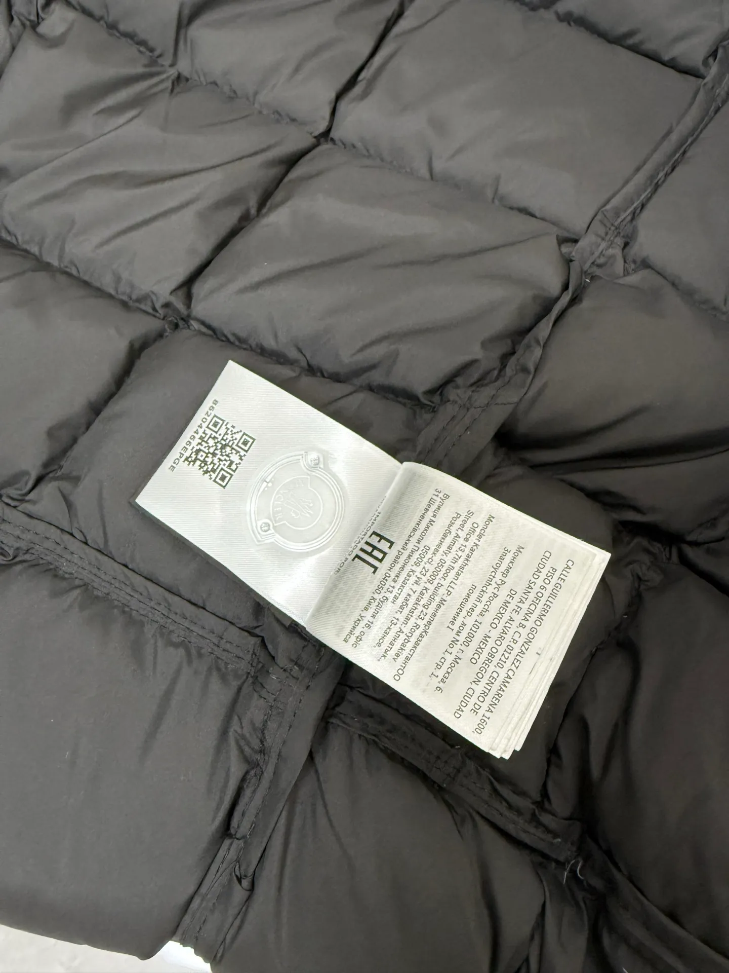 P1100 Moncler Faucon Women's Long Hooded Down Jacket The Faucon Women's Long Down Jacket interprets classic items in new proportions, showing impeccable fashion style. The Faucon long down is made of polyester fabric and has a slim, wide silhouette with a nipped-in waist. The Longue saison lining is lightweight and the three-dimensional hood adds a finishing touch to the style. Size: 0123