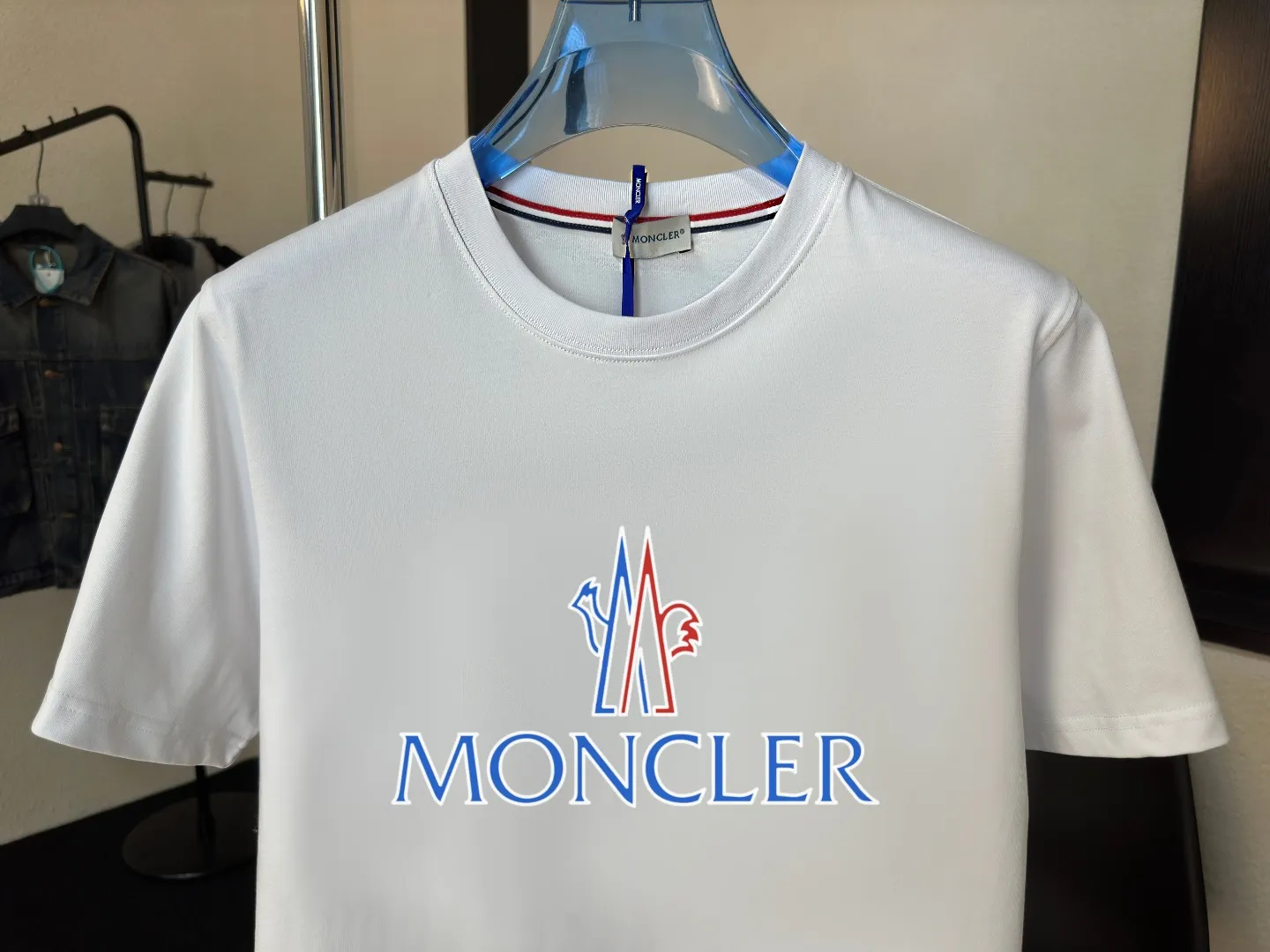 P140 Upgraded version "Mobile phone smart sensor ~ NFC chip armband ~ Direct access to the official website for anti-counterfeiting" "Moncler ~ Mouth Mouth" 2025 new high-quality round neck short-sleeved T-shirt. The cuffs have imported embroidered labels. Customized dyeing, very comfortable to touch. Super versatile and good-looking short-sleeved. Complete with three labels. Non-market ordinary version. Feel free to compare. Quality is absolutely guaranteed! ‼ First of all, this original fabric is all custom-woven with 32-count double yarn fabric, 250G, and the weight is the same‼ Fine workmanship, double waistcoat method, double waistcoat method, double waistcoat method makes the whole dress more three-dimensional, which is not a craft that ordinary T-shirts can achieve🤪 Size: S-M-L-XL-2XL Color: black, white, apricot, same style for men and women