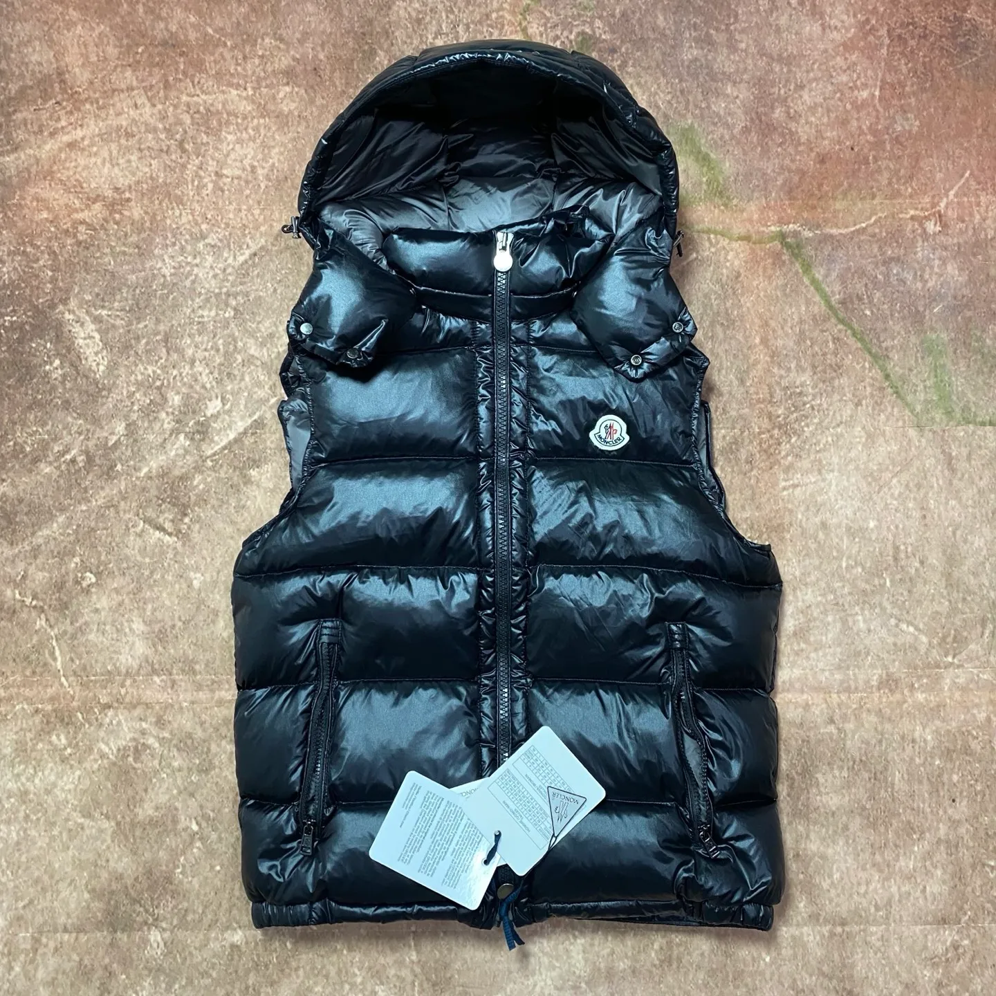 P680 moncler high version hooded down vest, a super popular item, made in a personalized street punk style, high-end down for couples🔥 The hottest style at the moment🔥 Made of iconic matte technical waterproof fabric, the fabric feels smooth and very textured, and has classic rectangular quilting to ensure the even distribution of down inside, bringing the ultimate warm and comfortable wearing experience, and it is also very fashionable and stylish! It is filled with imported European standard 90% velvet, which can effectively lock in and collect heat. You can feel its plump state by looking at the actual pictures. It is quite light on the upper body and does not feel bloated at all! The quality is definitely at the same level as the same counter. Friends who have ultra-high standards and pursuit of quality are recommended to buy it now👇 Color: Black (gray lining) Size: 1 2 3 4 5