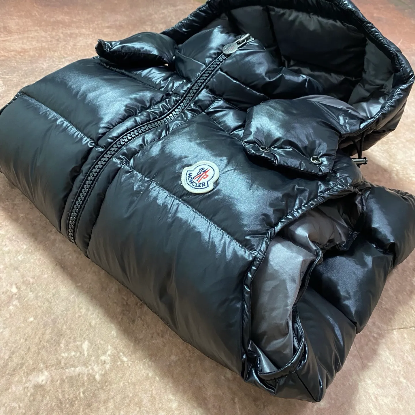 P680 moncler high version hooded down vest, a super popular item, made in a personalized street punk style, high-end down for couples🔥 The hottest style at the moment🔥 Made of iconic matte technical waterproof fabric, the fabric feels smooth and very textured, and has classic rectangular quilting to ensure the even distribution of down inside, bringing the ultimate warm and comfortable wearing experience, and it is also very fashionable and stylish! It is filled with imported European standard 90% velvet, which can effectively lock in and collect heat. You can feel its plump state by looking at the actual pictures. It is quite light on the upper body and does not feel bloated at all! The quality is definitely at the same level as the same counter. Friends who have ultra-high standards and pursuit of quality are recommended to buy it now👇 Color: Black (gray lining) Size: 1 2 3 4 5