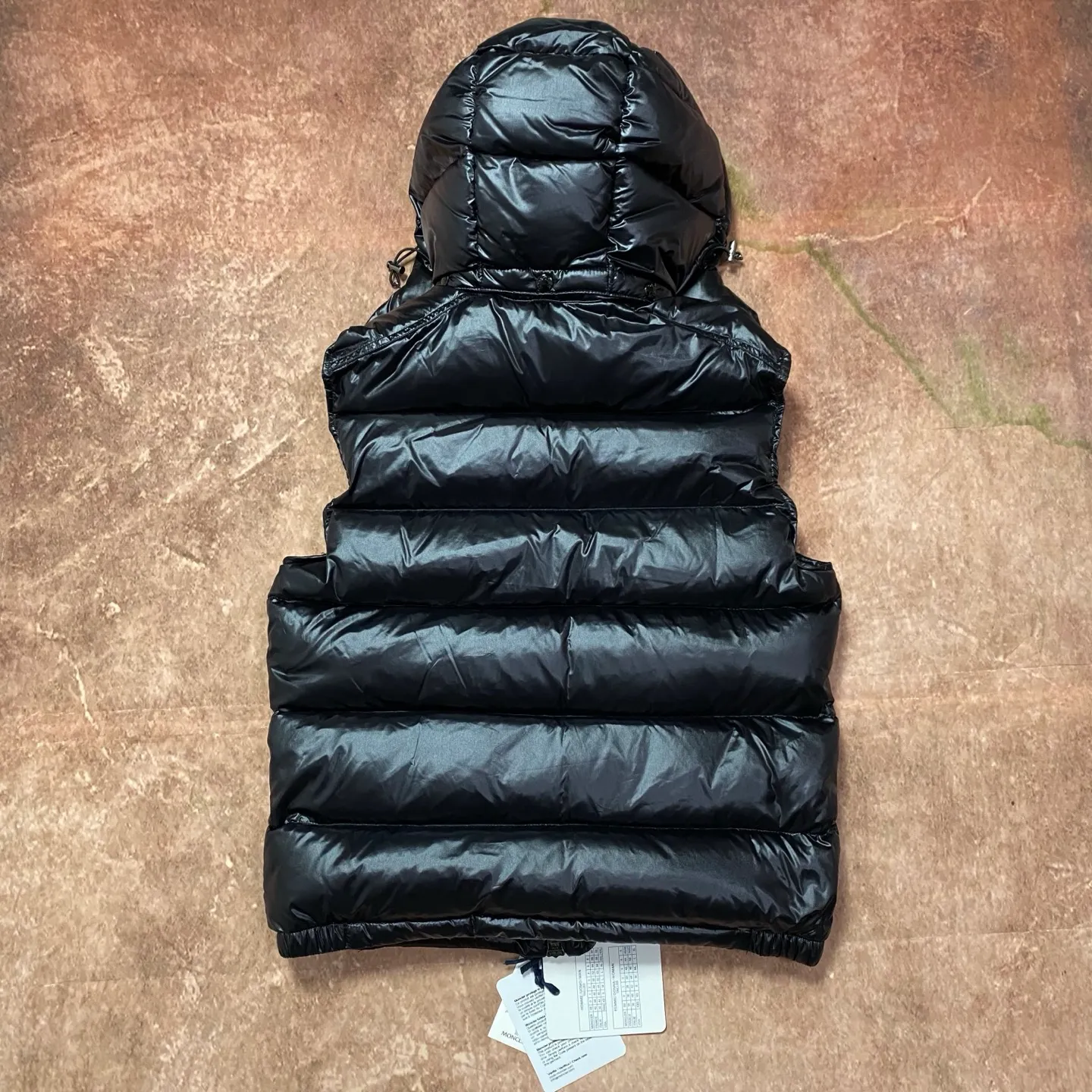P680 moncler high version hooded down vest, a super popular item, made in a personalized street punk style, high-end down for couples🔥 The hottest style at the moment🔥 Made of iconic matte technical waterproof fabric, the fabric feels smooth and very textured, and has classic rectangular quilting to ensure the even distribution of down inside, bringing the ultimate warm and comfortable wearing experience, and it is also very fashionable and stylish! It is filled with imported European standard 90% velvet, which can effectively lock in and collect heat. You can feel its plump state by looking at the actual pictures. It is quite light on the upper body and does not feel bloated at all! The quality is definitely at the same level as the same counter. Friends who have ultra-high standards and pursuit of quality are recommended to buy it now👇 Color: Black (gray lining) Size: 1 2 3 4 5