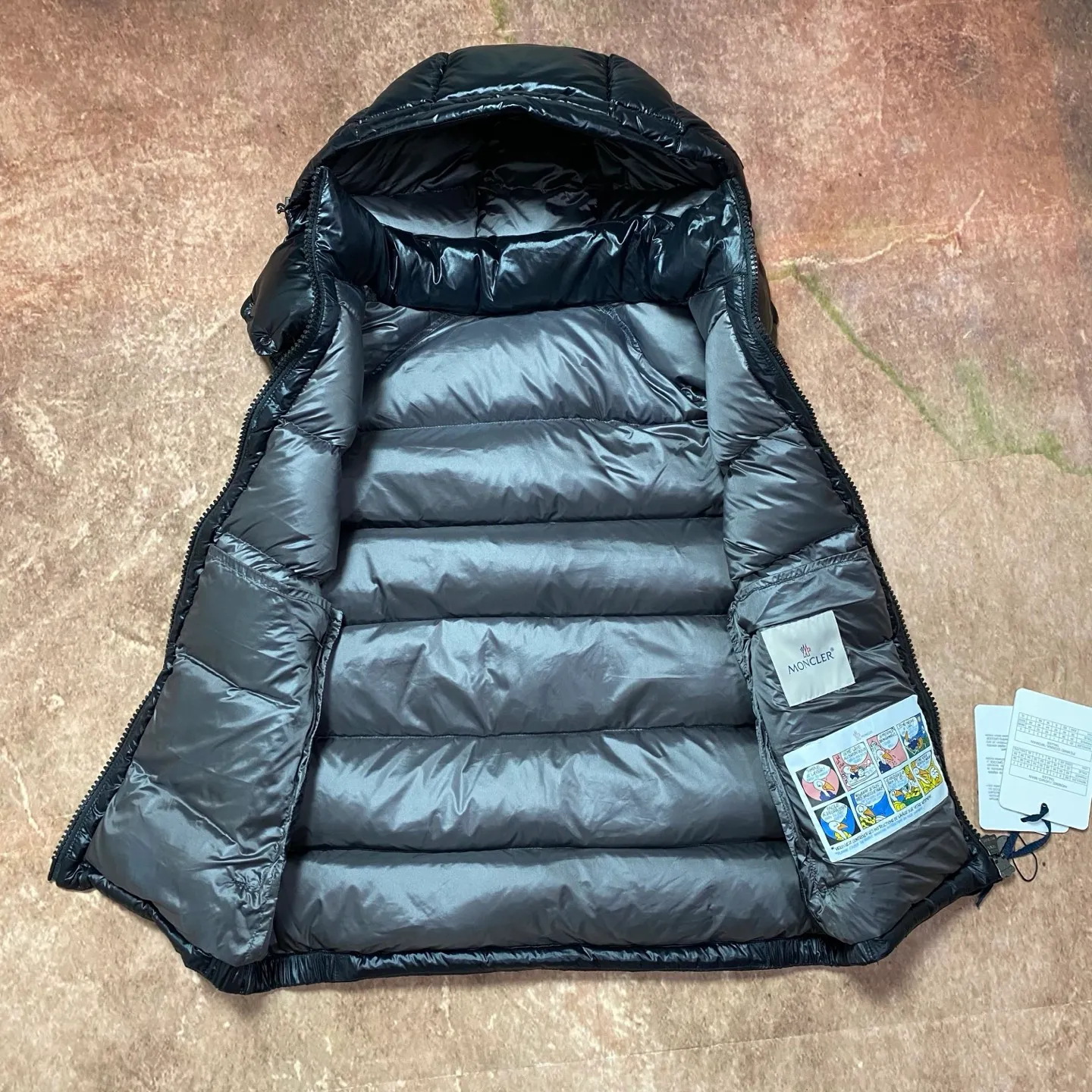P680 moncler high version hooded down vest, a super popular item, made in a personalized street punk style, high-end down for couples🔥 The hottest style at the moment🔥 Made of iconic matte technical waterproof fabric, the fabric feels smooth and very textured, and has classic rectangular quilting to ensure the even distribution of down inside, bringing the ultimate warm and comfortable wearing experience, and it is also very fashionable and stylish! It is filled with imported European standard 90% velvet, which can effectively lock in and collect heat. You can feel its plump state by looking at the actual pictures. It is quite light on the upper body and does not feel bloated at all! The quality is definitely at the same level as the same counter. Friends who have ultra-high standards and pursuit of quality are recommended to buy it now👇 Color: Black (gray lining) Size: 1 2 3 4 5
