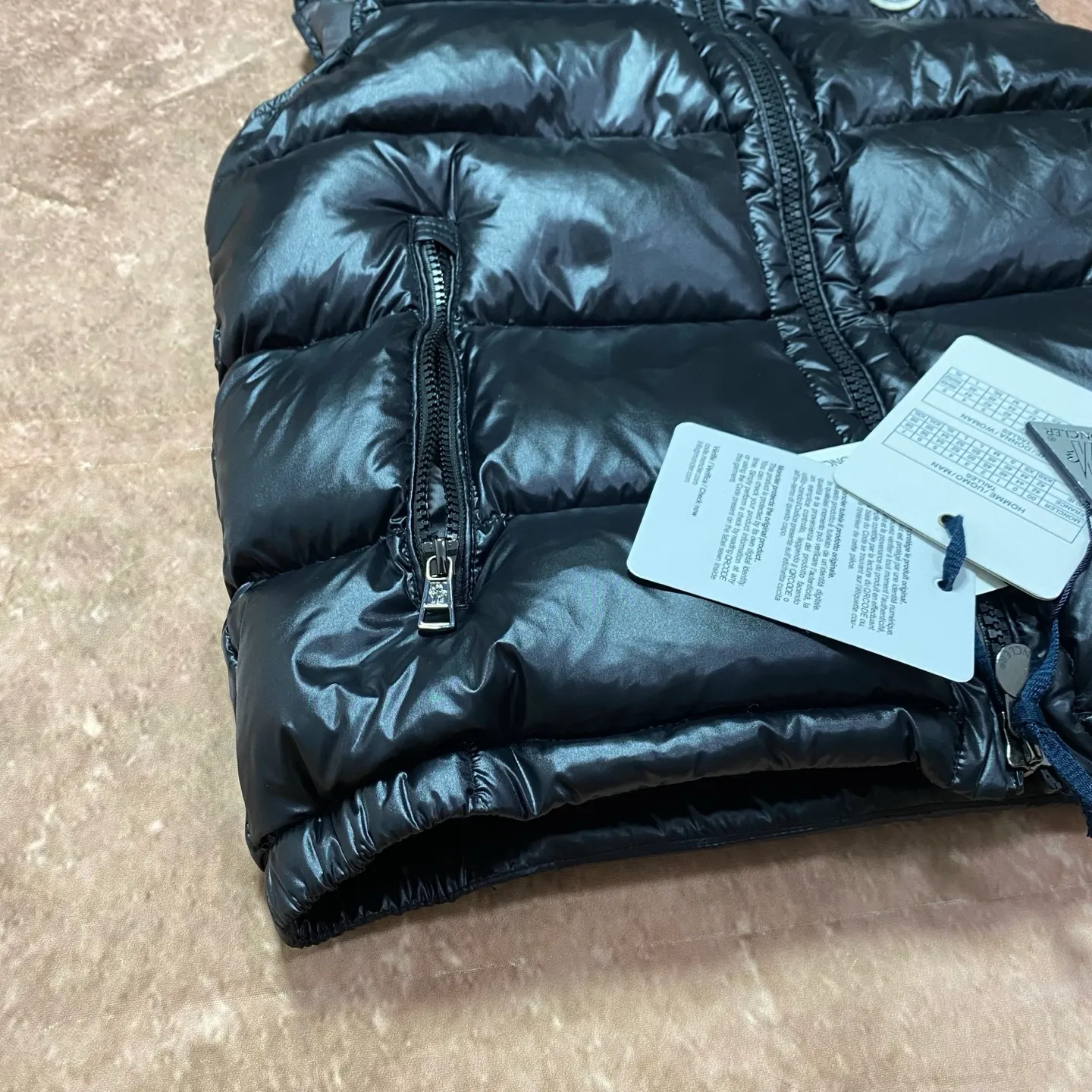 P680 moncler high version hooded down vest, a super popular item, made in a personalized street punk style, high-end down for couples🔥 The hottest style at the moment🔥 Made of iconic matte technical waterproof fabric, the fabric feels smooth and very textured, and has classic rectangular quilting to ensure the even distribution of down inside, bringing the ultimate warm and comfortable wearing experience, and it is also very fashionable and stylish! It is filled with imported European standard 90% velvet, which can effectively lock in and collect heat. You can feel its plump state by looking at the actual pictures. It is quite light on the upper body and does not feel bloated at all! The quality is definitely at the same level as the same counter. Friends who have ultra-high standards and pursuit of quality are recommended to buy it now👇 Color: Black (gray lining) Size: 1 2 3 4 5