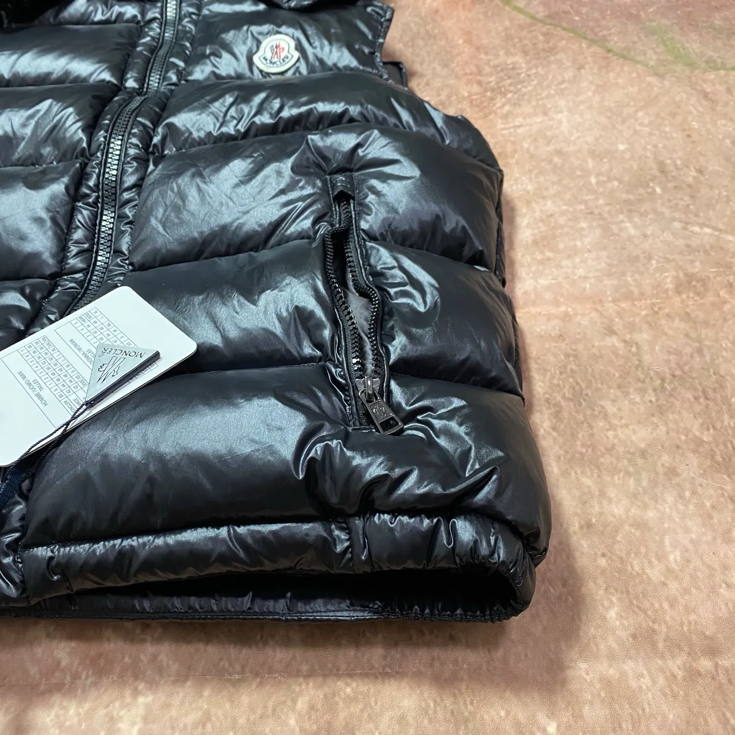 P680 moncler high version hooded down vest, a super popular item, made in a personalized street punk style, high-end down for couples🔥 The hottest style at the moment🔥 Made of iconic matte technical waterproof fabric, the fabric feels smooth and very textured, and has classic rectangular quilting to ensure the even distribution of down inside, bringing the ultimate warm and comfortable wearing experience, and it is also very fashionable and stylish! It is filled with imported European standard 90% velvet, which can effectively lock in and collect heat. You can feel its plump state by looking at the actual pictures. It is quite light on the upper body and does not feel bloated at all! The quality is definitely at the same level as the same counter. Friends who have ultra-high standards and pursuit of quality are recommended to buy it now👇 Color: Black (gray lining) Size: 1 2 3 4 5