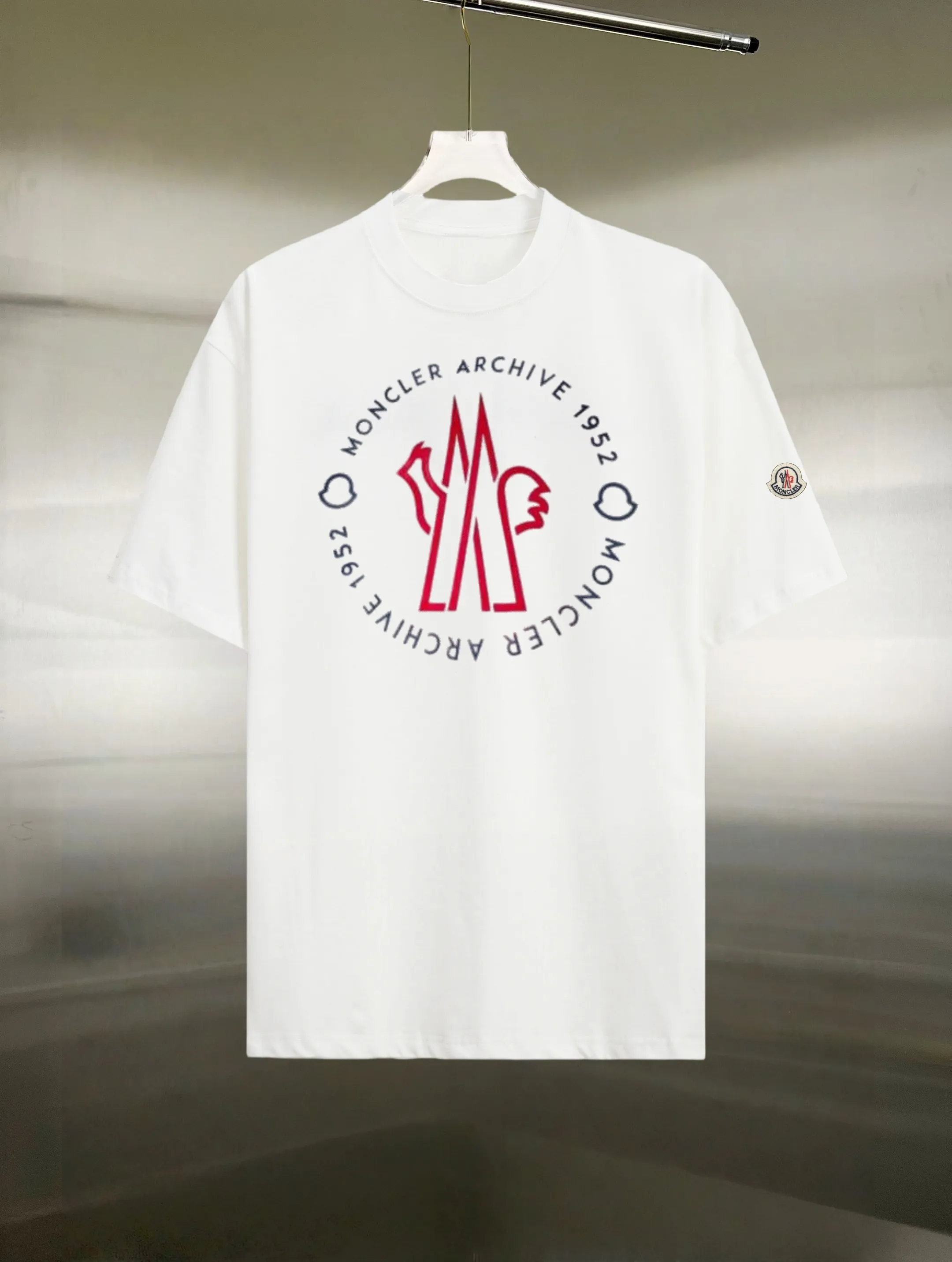 P130 Style: Moncler/muzzled short-sleeved T-shirt Fabric: 300g double yarn 100% cotton Rib: 320g Solona Process: Printing Color: White Black Size: S M L XL XXL No gender distinction, same style for men and women