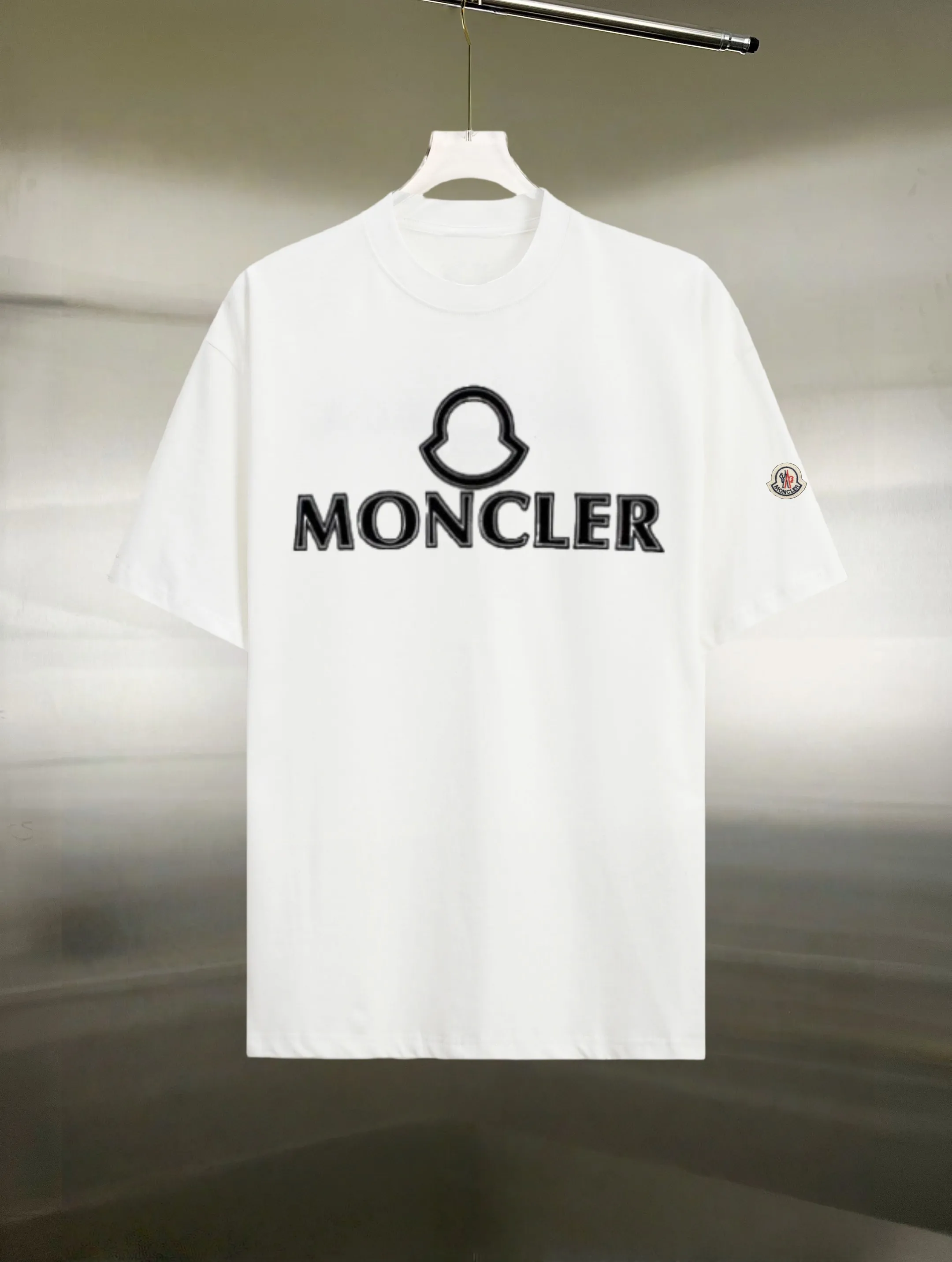 P130 Style: Moncler/muzzled short-sleeved T-shirt Fabric: 300g double yarn 100% cotton Rib: 320g Solona Process: Printing Color: White Black Size: S M L XL XXL No gender distinction, same style for men and women