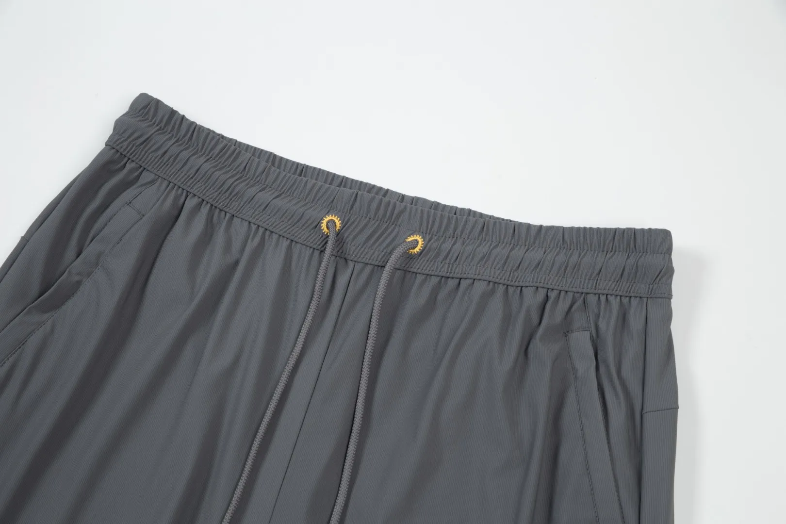 P230 Moncler spring and summer new model, two-color high-quality thin sports and leisure ice silk pants. Smooth, comfortable, anti-wrinkle and traceless pants. 🗯Soft texture, slightly elastic to the touch, cool ice silk pants. Waist elastic band, fashionable version design. 🗯 Neat and neat wiring, suitable for both sports and leisure! It can be easily controlled by all body types. Two classic colors are available. 🗯New summer product. Versatile and easy to match. The upper body is very simple, handsome and stylish. It can be easily controlled by men and women. Color: Black Gray Size: S-XL