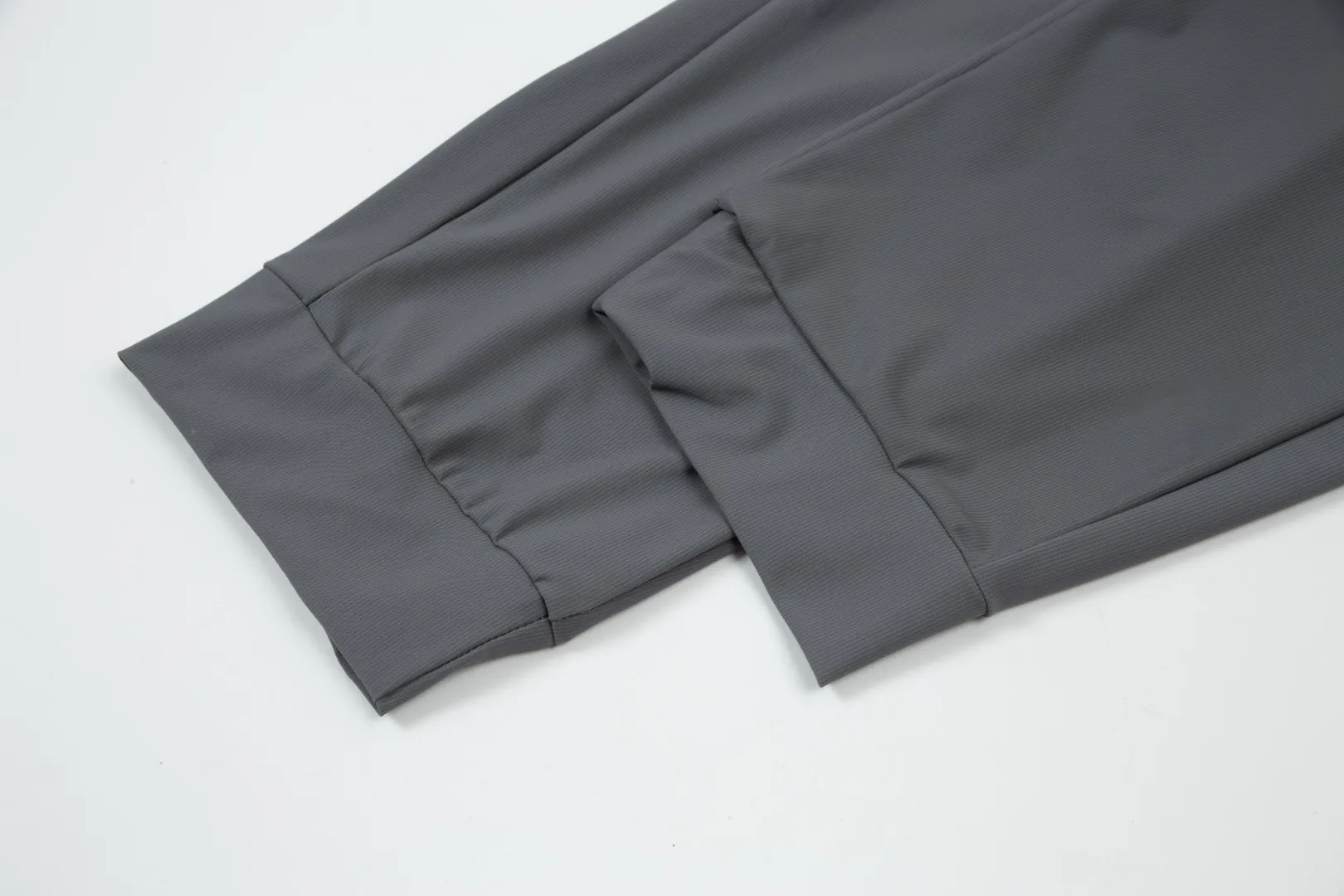 P230 Moncler spring and summer new model, two-color high-quality thin sports and leisure ice silk pants. Smooth, comfortable, anti-wrinkle and traceless pants. 🗯Soft texture, slightly elastic to the touch, cool ice silk pants. Waist elastic band, fashionable version design. 🗯 Neat and neat wiring, suitable for both sports and leisure! It can be easily controlled by all body types. Two classic colors are available. 🗯New summer product. Versatile and easy to match. The upper body is very simple, handsome and stylish. It can be easily controlled by men and women. Color: Black Gray Size: S-XL