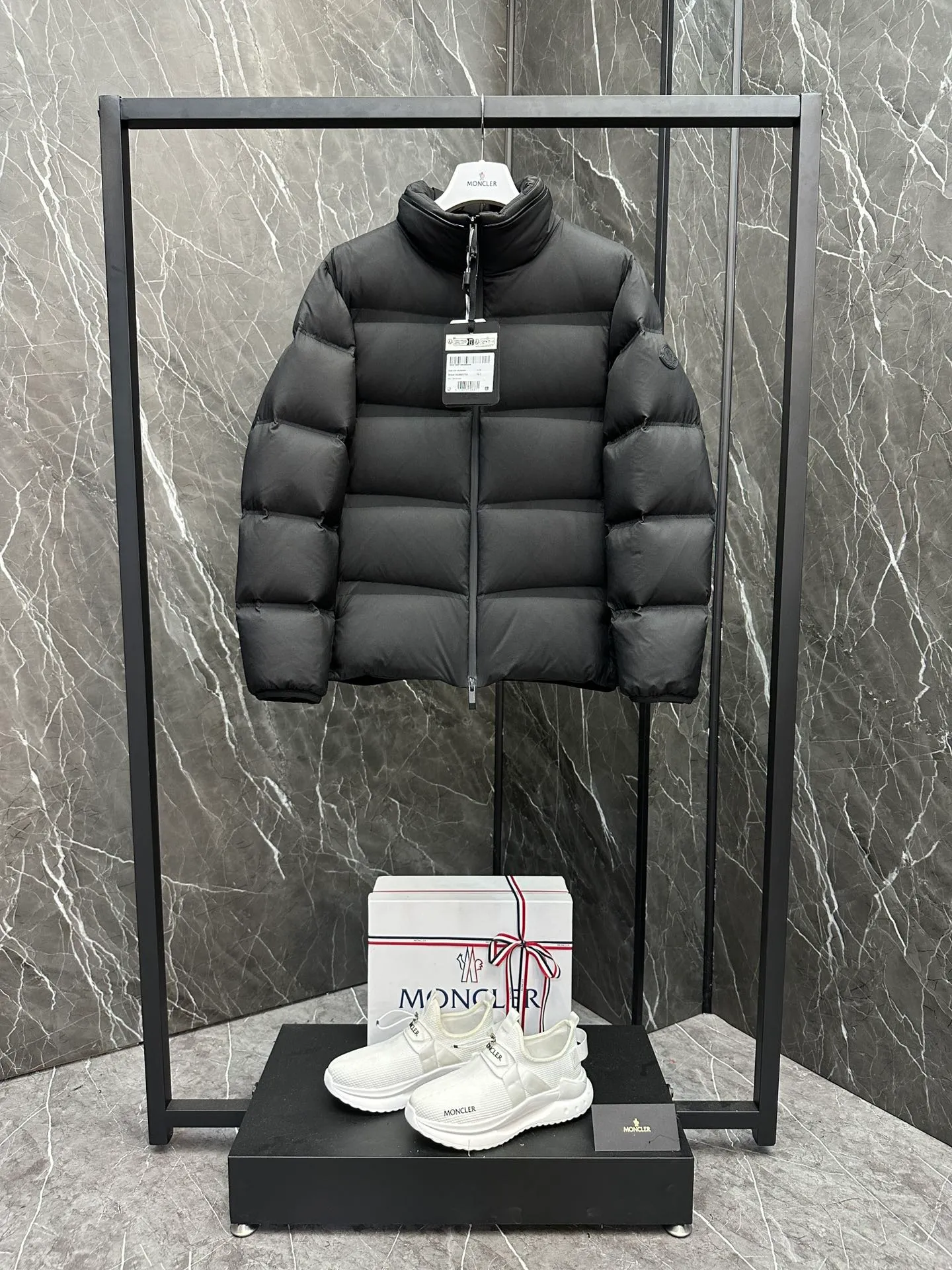 P900 Moncler Masac men's short down jacket. Removable hood. Variable stand-up collar jacket.