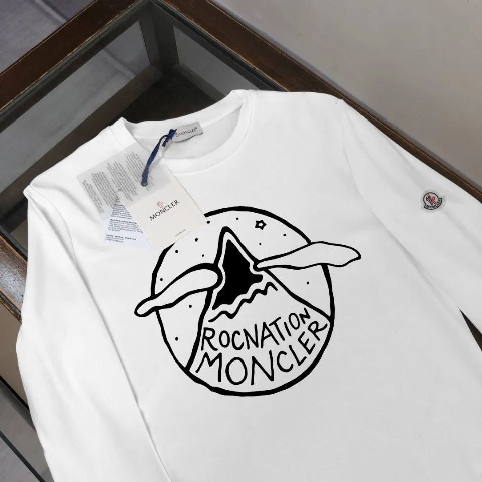 P180, a non-off-the-shelf model, you can trust it. Moncler printed long-sleeved T-shirt, 240g breathable cotton fabric, very soft and comfortable texture, does not shrink, does not deform, does not ball), can be worn alone as a base layer. Original customized accessories, collar label, care mark, hangtag, packaging (perfect details) Color: White Black Size: XS S M L