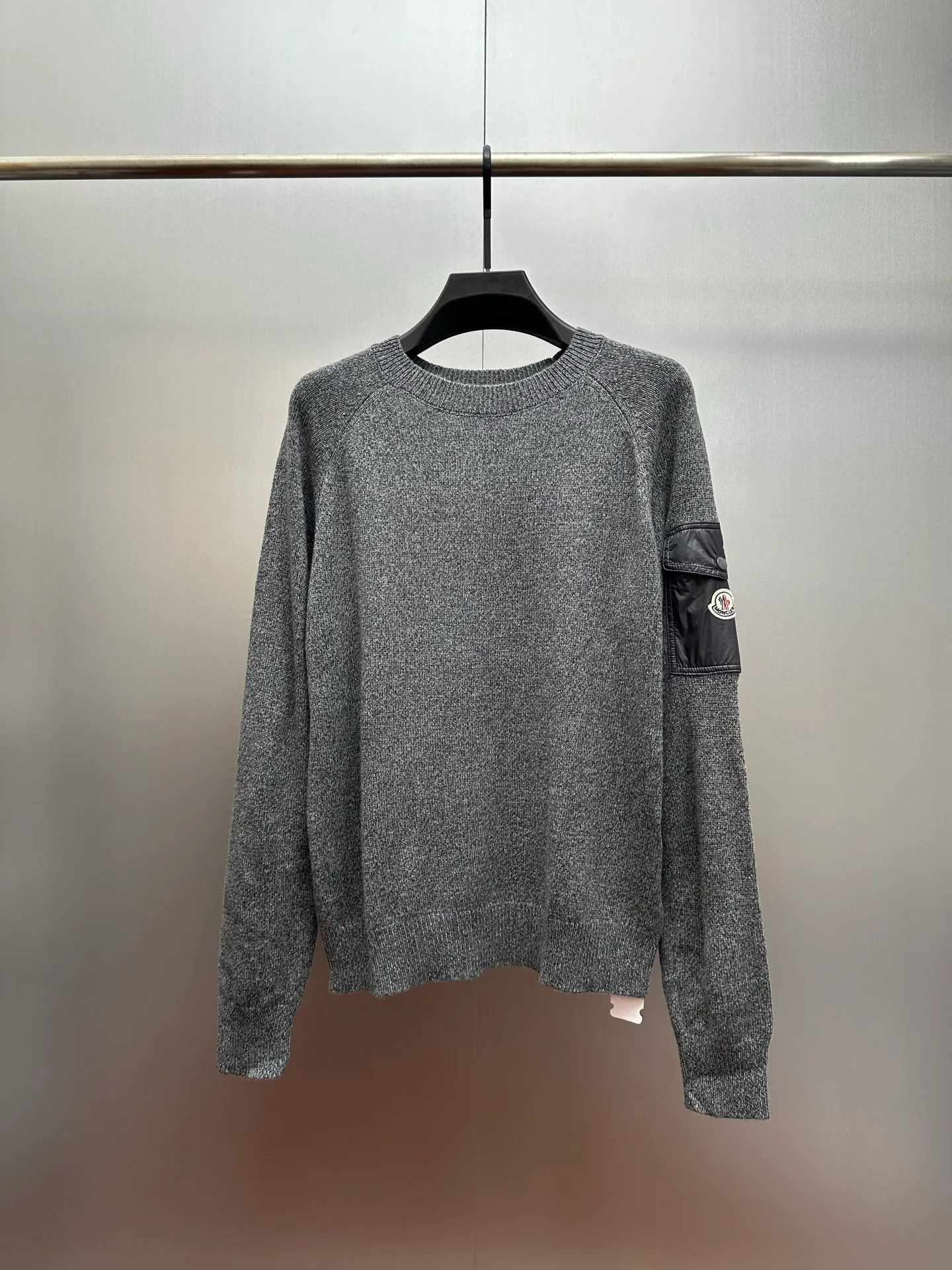 P410 MONCLER round neck long-sleeved wool and cashmere sweater, purchased and developed at 6950, 30% wool double-strand blended wool, custom-dyed nylon windbreaker material, using Japanese imported loom (silver flute) seven needles, wool fermentation washing, template embroidery, customized 1:1 chapter, customized 1:1 buttons, customized 1:1 trademark, fitted version, dry cleaning recommended (this product is woven from wool and is not easy to machine wash) size: S M L XL