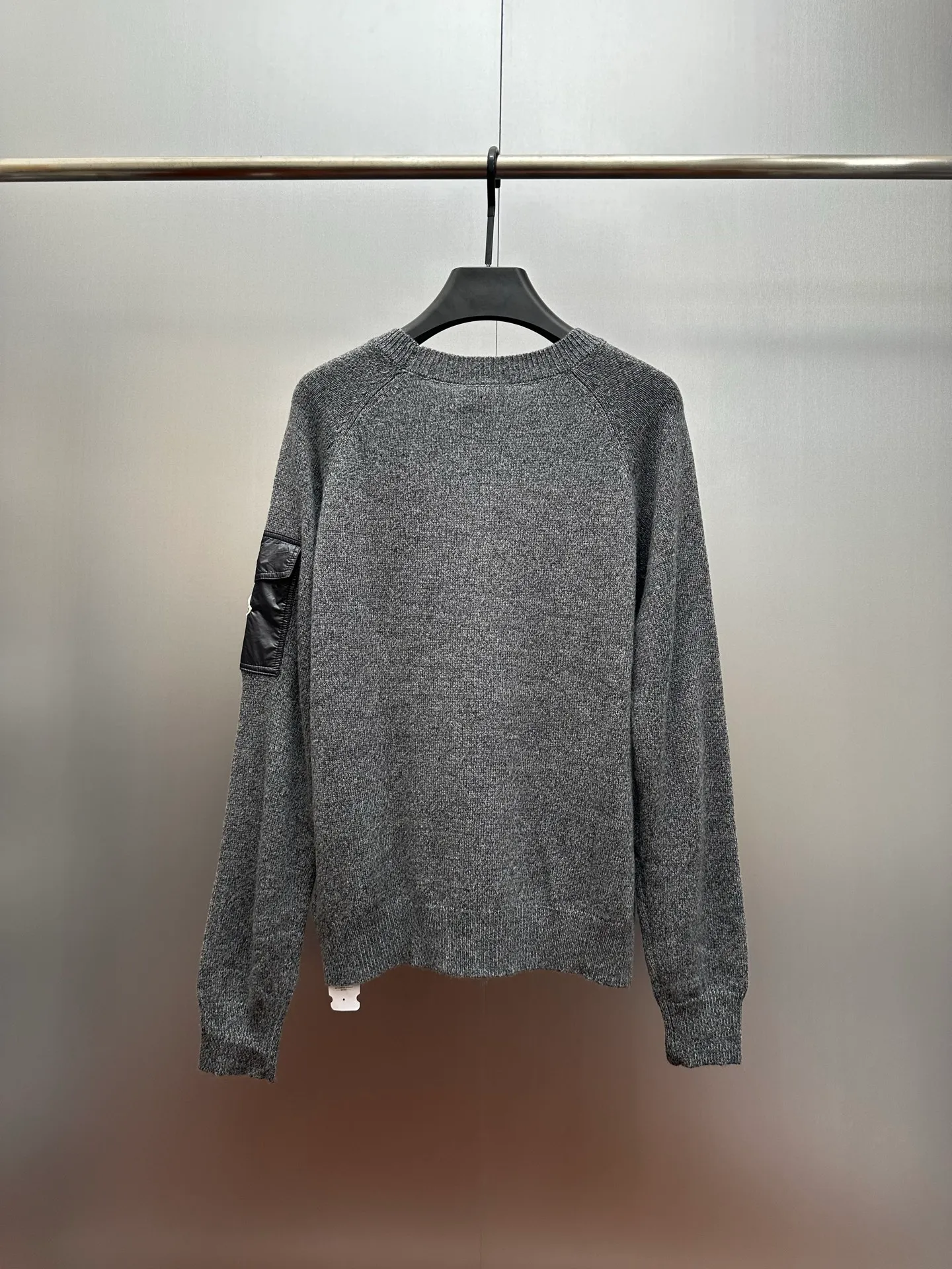 P410 MONCLER round neck long-sleeved wool and cashmere sweater, purchased and developed at 6950, 30% wool double-strand blended wool, custom-dyed nylon windbreaker material, using Japanese imported loom (silver flute) seven needles, wool fermentation washing, template embroidery, customized 1:1 chapter, customized 1:1 buttons, customized 1:1 trademark, fitted version, dry cleaning recommended (this product is woven from wool and is not easy to machine wash) size: S M L XL