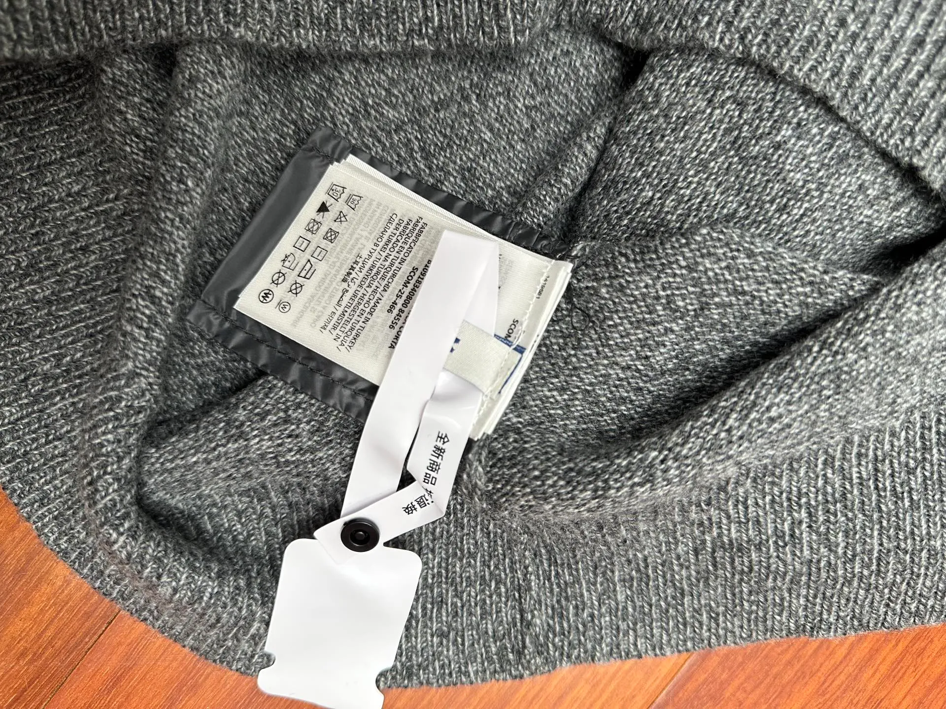 P410 MONCLER round neck long-sleeved wool and cashmere sweater, purchased and developed at 6950, 30% wool double-strand blended wool, custom-dyed nylon windbreaker material, using Japanese imported loom (silver flute) seven needles, wool fermentation washing, template embroidery, customized 1:1 chapter, customized 1:1 buttons, customized 1:1 trademark, fitted version, dry cleaning recommended (this product is woven from wool and is not easy to machine wash) size: S M L XL