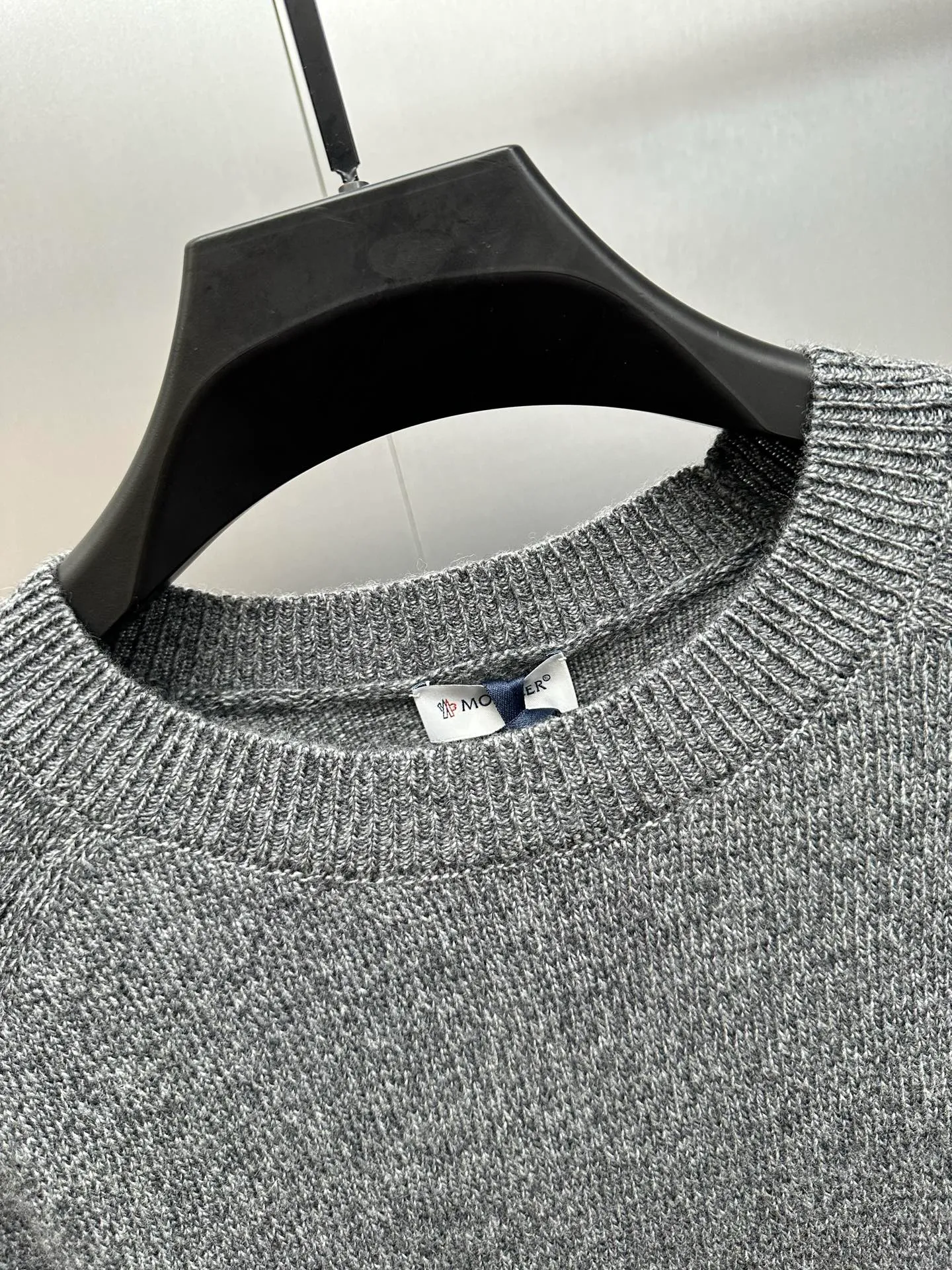 P410 MONCLER round neck long-sleeved wool and cashmere sweater, purchased and developed at 6950, 30% wool double-strand blended wool, custom-dyed nylon windbreaker material, using Japanese imported loom (silver flute) seven needles, wool fermentation washing, template embroidery, customized 1:1 chapter, customized 1:1 buttons, customized 1:1 trademark, fitted version, dry cleaning recommended (this product is woven from wool and is not easy to machine wash) size: S M L XL
