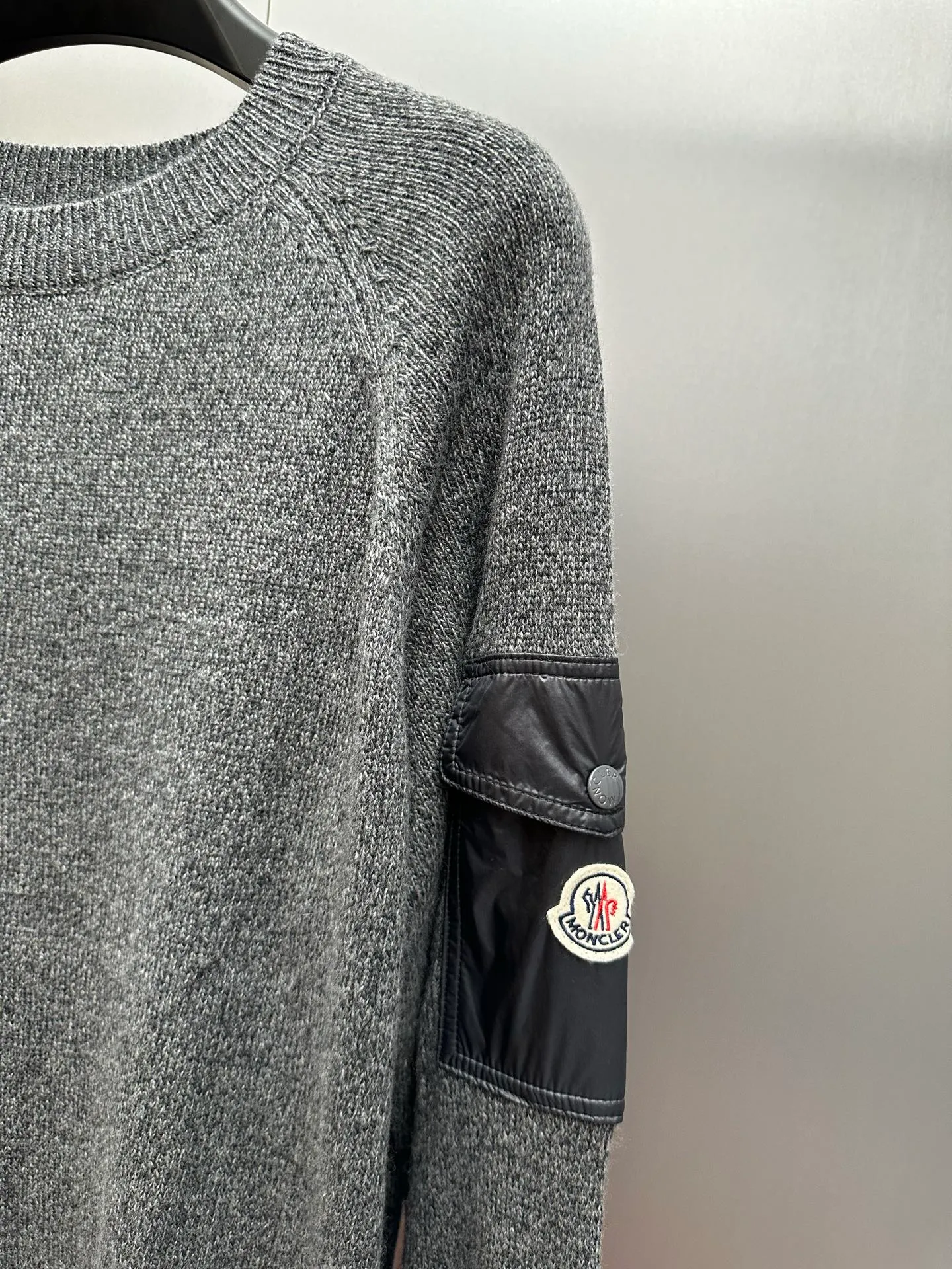 P410 MONCLER round neck long-sleeved wool and cashmere sweater, purchased and developed at 6950, 30% wool double-strand blended wool, custom-dyed nylon windbreaker material, using Japanese imported loom (silver flute) seven needles, wool fermentation washing, template embroidery, customized 1:1 chapter, customized 1:1 buttons, customized 1:1 trademark, fitted version, dry cleaning recommended (this product is woven from wool and is not easy to machine wash) size: S M L XL