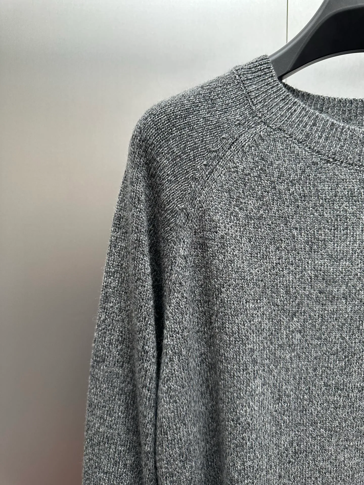 P410 MONCLER round neck long-sleeved wool and cashmere sweater, purchased and developed at 6950, 30% wool double-strand blended wool, custom-dyed nylon windbreaker material, using Japanese imported loom (silver flute) seven needles, wool fermentation washing, template embroidery, customized 1:1 chapter, customized 1:1 buttons, customized 1:1 trademark, fitted version, dry cleaning recommended (this product is woven from wool and is not easy to machine wash) size: S M L XL