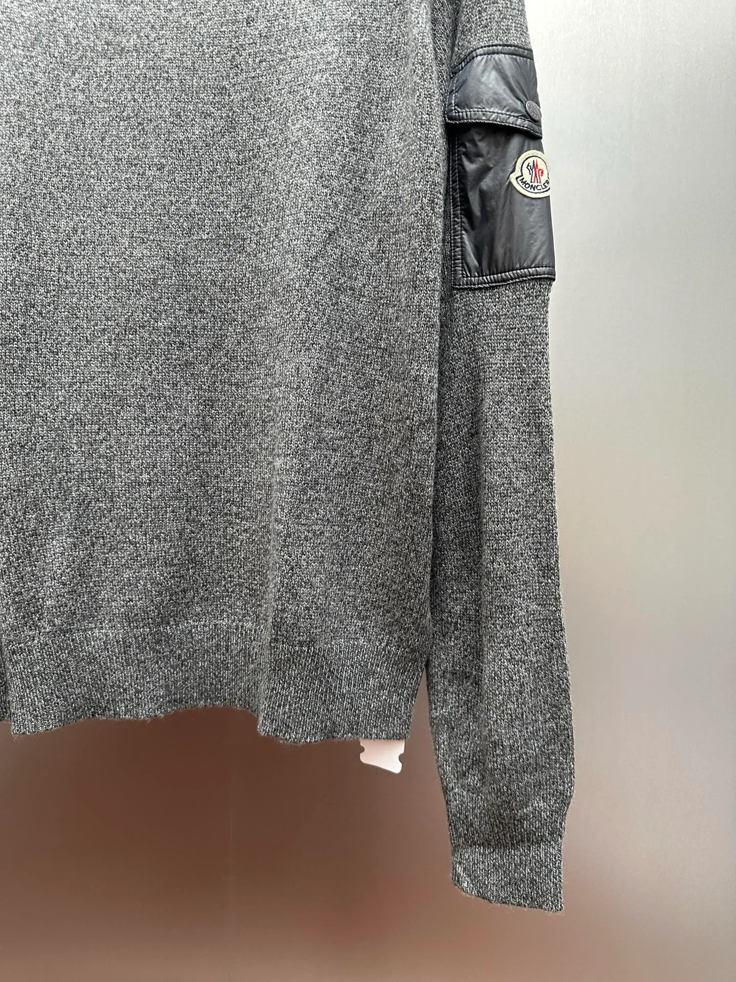 P410 MONCLER round neck long-sleeved wool and cashmere sweater, purchased and developed at 6950, 30% wool double-strand blended wool, custom-dyed nylon windbreaker material, using Japanese imported loom (silver flute) seven needles, wool fermentation washing, template embroidery, customized 1:1 chapter, customized 1:1 buttons, customized 1:1 trademark, fitted version, dry cleaning recommended (this product is woven from wool and is not easy to machine wash) size: S M L XL