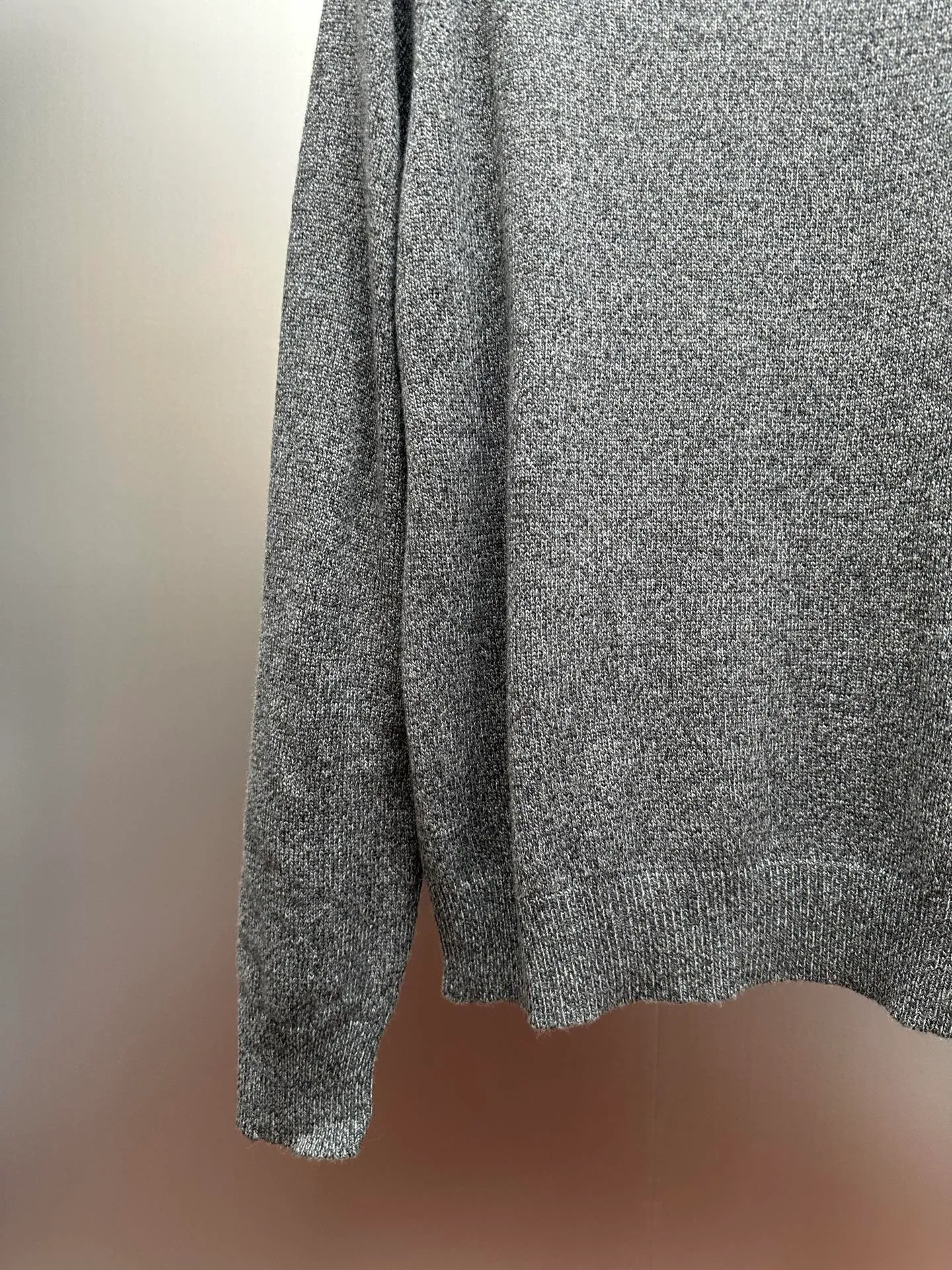 P410 MONCLER round neck long-sleeved wool and cashmere sweater, purchased and developed at 6950, 30% wool double-strand blended wool, custom-dyed nylon windbreaker material, using Japanese imported loom (silver flute) seven needles, wool fermentation washing, template embroidery, customized 1:1 chapter, customized 1:1 buttons, customized 1:1 trademark, fitted version, dry cleaning recommended (this product is woven from wool and is not easy to machine wash) size: S M L XL