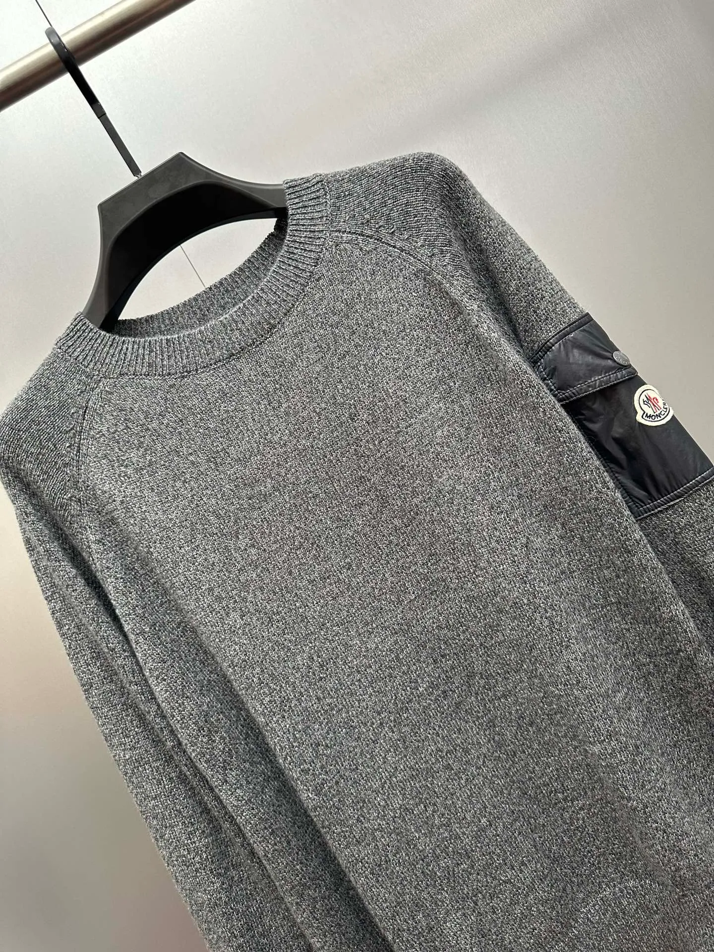 P410 MONCLER round neck long-sleeved wool and cashmere sweater, purchased and developed at 6950, 30% wool double-strand blended wool, custom-dyed nylon windbreaker material, using Japanese imported loom (silver flute) seven needles, wool fermentation washing, template embroidery, customized 1:1 chapter, customized 1:1 buttons, customized 1:1 trademark, fitted version, dry cleaning recommended (this product is woven from wool and is not easy to machine wash) size: S M L XL