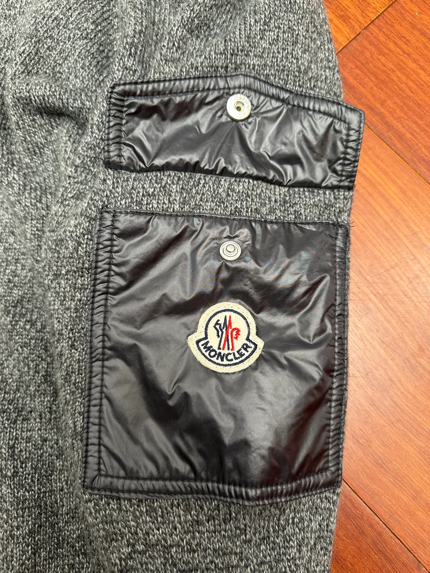 P410 MONCLER round neck long-sleeved wool and cashmere sweater, purchased and developed at 6950, 30% wool double-strand blended wool, custom-dyed nylon windbreaker material, using Japanese imported loom (silver flute) seven needles, wool fermentation washing, template embroidery, customized 1:1 chapter, customized 1:1 buttons, customized 1:1 trademark, fitted version, dry cleaning recommended (this product is woven from wool and is not easy to machine wash) size: S M L XL