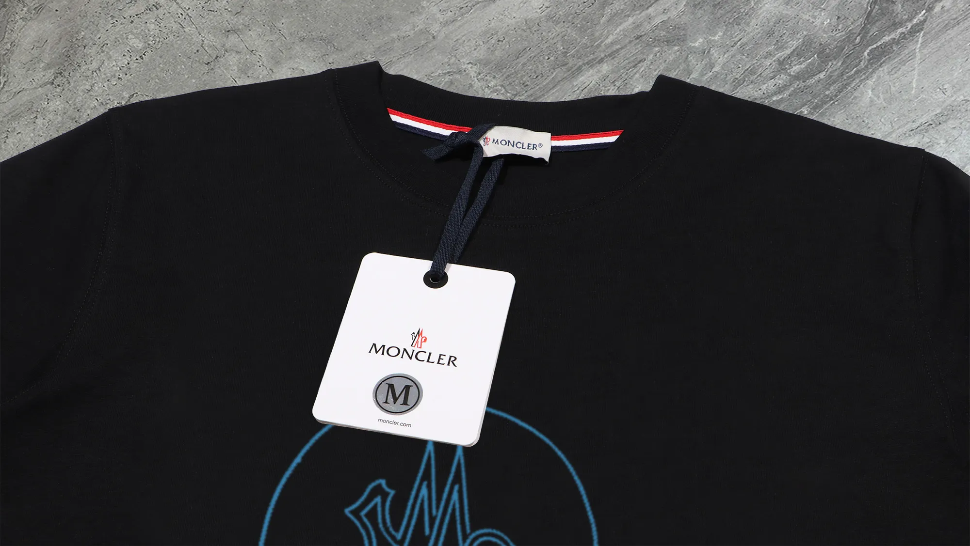 P210 High-version sweatshirt) [Long-term stock] 〖𝐌𝐎𝐍𝐂𝐋𝐄𝐑~Mask〗 Made of 440g heavy-weight fabric. It is different from the market currency. It can be matched with any variety and is properly handsome. 😎The whole dress is made of double waistcoats. The double waistcoats make the whole dress more three-dimensional. Not ordinary factories can do such fine work. 2025 Spring runway version of the T stage, on sale at the counter, round neck terry sweatshirt, high-end double-strand pure cotton, custom-made stretch ribs, dyed in the same vat, complete with three standards, matched with exquisite embroidered LOGO on the chest, simple and advanced, same style for men and women. Color: black, apricot, white, size: S M L XL 2XL