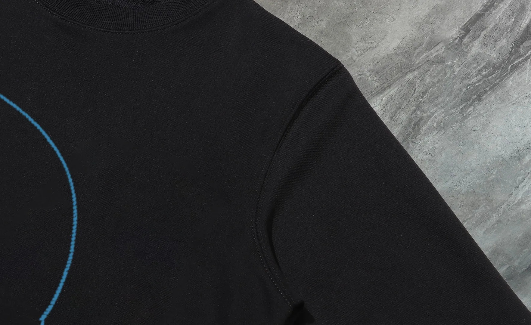 P210 High-version sweatshirt) [Long-term stock] 〖𝐌𝐎𝐍𝐂𝐋𝐄𝐑~Mask〗 Made of 440g heavy-weight fabric. It is different from the market currency. It can be matched with any variety and is properly handsome. 😎The whole dress is made of double waistcoats. The double waistcoats make the whole dress more three-dimensional. Not ordinary factories can do such fine work. 2025 Spring runway version of the T stage, on sale at the counter, round neck terry sweatshirt, high-end double-strand pure cotton, custom-made stretch ribs, dyed in the same vat, complete with three standards, matched with exquisite embroidered LOGO on the chest, simple and advanced, same style for men and women. Color: black, apricot, white, size: S M L XL 2XL