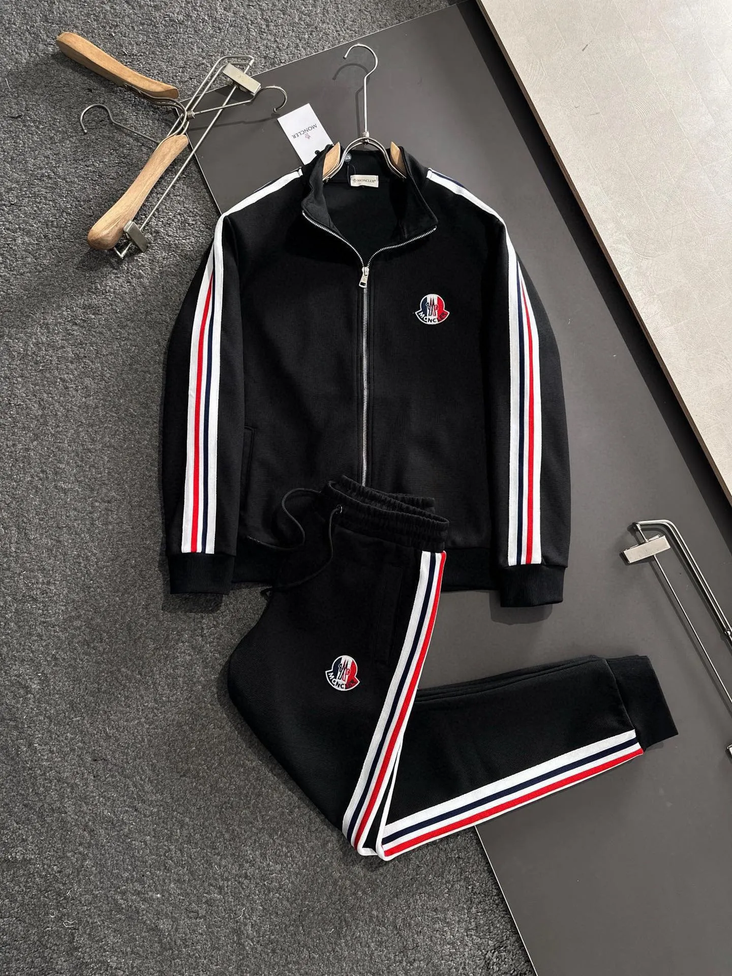 P640 [MONCLER] Hot-selling suit is coming. Focus on the original version of the official website. 2025 new hot-selling cardigan and sweatshirt suit. The original order is the best product🇭🇰. It is the meticulous work of top designers. It has a fitting and perfect upper body effect. All-natural high-quality Tencel Roman cotton 100%, close-fitting comfort, noble and elegant! Original hardware embodies elegance and nobility! Counter size: M-3XL (maximum wear up to 190 pounds)