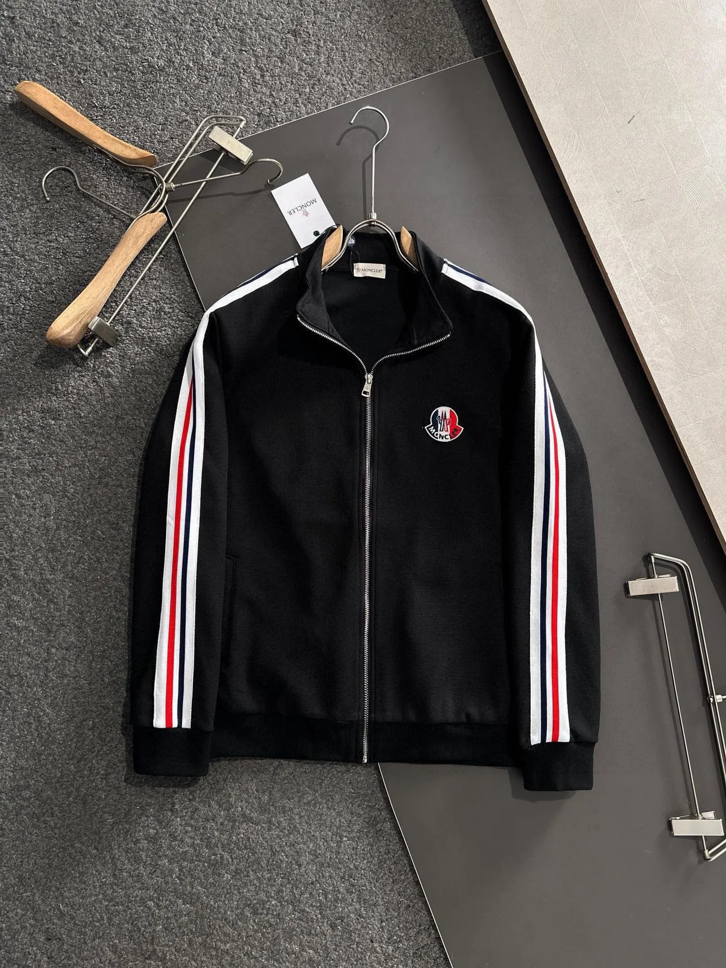 P640 [MONCLER] Hot-selling suit is coming. Focus on the original version of the official website. 2025 new hot-selling cardigan and sweatshirt suit. The original order is the best product🇭🇰. It is the meticulous work of top designers. It has a fitting and perfect upper body effect. All-natural high-quality Tencel Roman cotton 100%, close-fitting comfort, noble and elegant! Original hardware embodies elegance and nobility! Counter size: M-3XL (maximum wear up to 190 pounds)