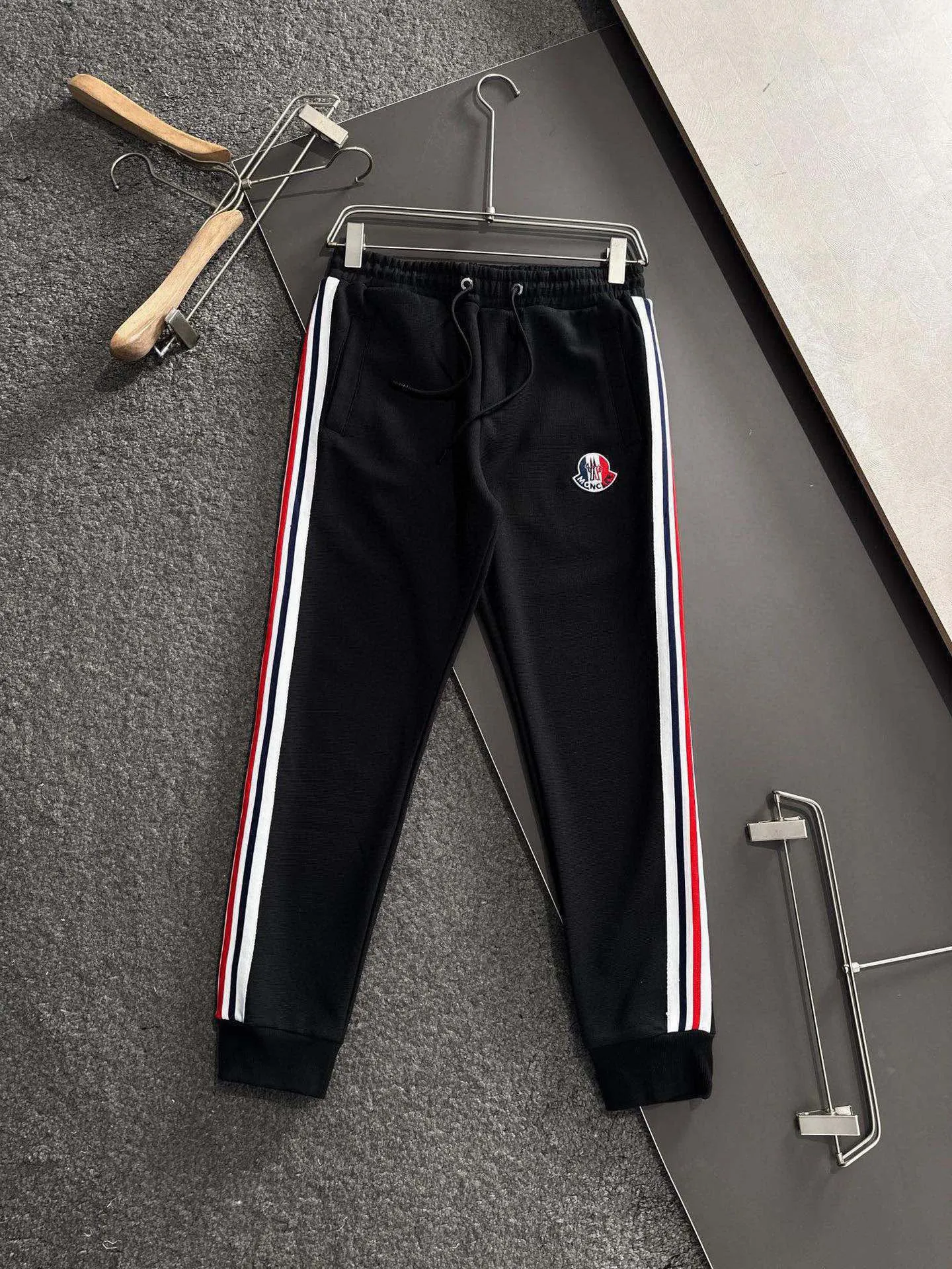 P640 [MONCLER] Hot-selling suit is coming. Focus on the original version of the official website. 2025 new hot-selling cardigan and sweatshirt suit. The original order is the best product🇭🇰. It is the meticulous work of top designers. It has a fitting and perfect upper body effect. All-natural high-quality Tencel Roman cotton 100%, close-fitting comfort, noble and elegant! Original hardware embodies elegance and nobility! Counter size: M-3XL (maximum wear up to 190 pounds)