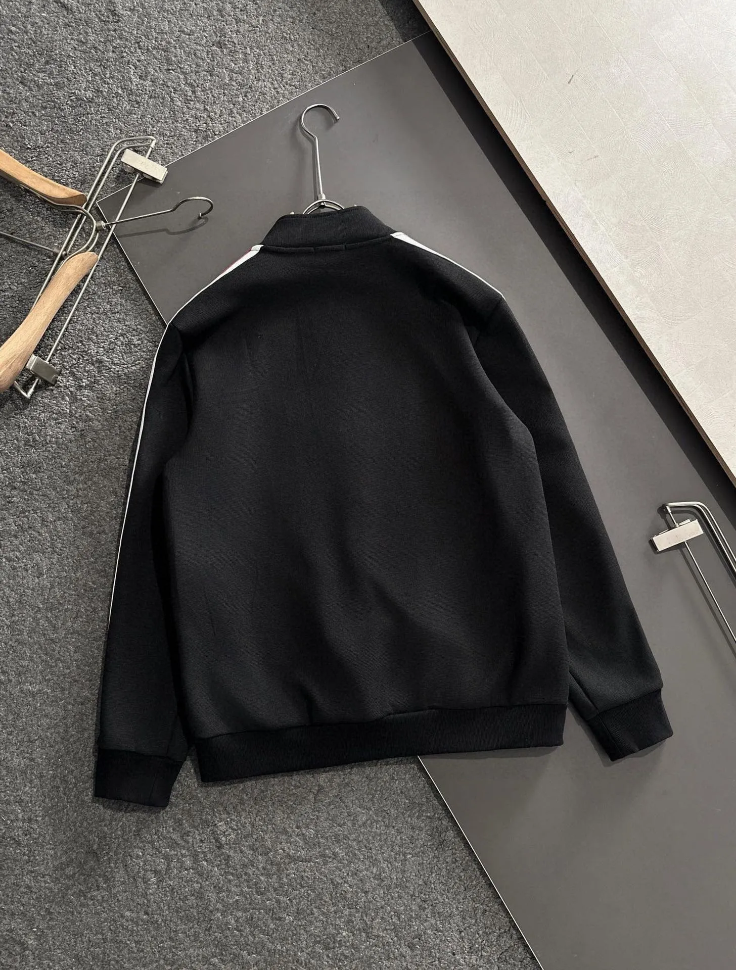 P640 [MONCLER] Hot-selling suit is coming. Focus on the original version of the official website. 2025 new hot-selling cardigan and sweatshirt suit. The original order is the best product🇭🇰. It is the meticulous work of top designers. It has a fitting and perfect upper body effect. All-natural high-quality Tencel Roman cotton 100%, close-fitting comfort, noble and elegant! Original hardware embodies elegance and nobility! Counter size: M-3XL (maximum wear up to 190 pounds)