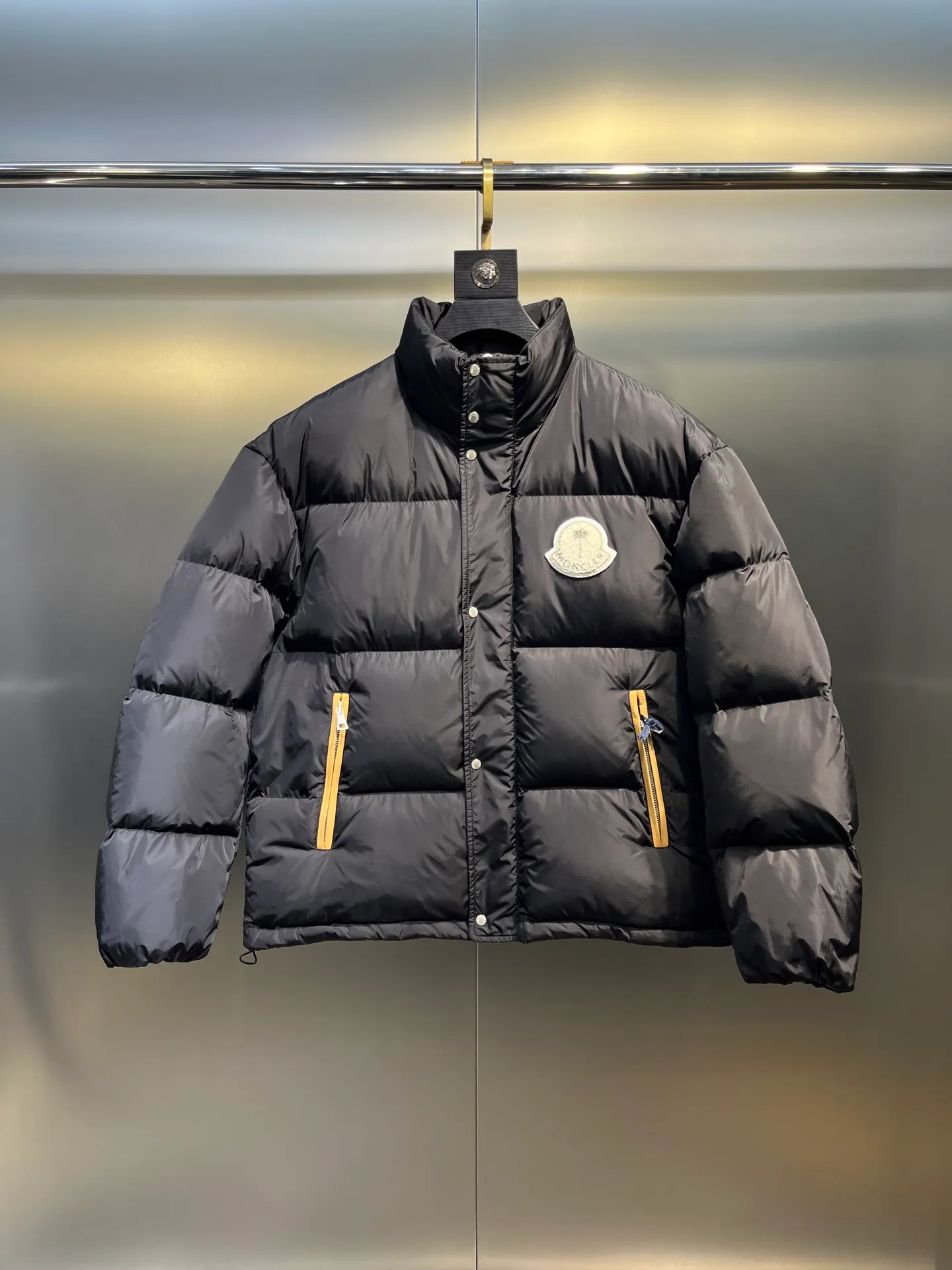 Moncler Material process analysis: 1️⃣Original Nfc inductive anti-counterfeiting chip 2️⃣National standard 95% pure white duck down, exclusive use of top down on the market, 3️⃣Fabric: 100% nylon; Lining: 100% nylon, one of the best on the market, everything is customized according to the original version. 4⃣️The electroplated hardware is produced by the original processing factory, all customized by the original factory, and is not available in various market versions. 5⃣️Produced by the same OEM factory as XX Wolf, it has always been unambiguous in terms of quality. Everyone knows about the workers' craftsmanship, QA and QC quality inspection when shipping from large factories. It is not comparable to small factories in the market. Mouth-mounted down jackets, let’s not brag, there is almost no one that can do better than us! Make an original product with care, so that every customer has the confidence to introduce it to his customers: This is the top version in China. Good products do not need too many soft articles to set off, only junk products will boast: the original ZP uses thousands of words to impress consumers! Although it is an F product, it is not inferior to ZP!  size: 123456