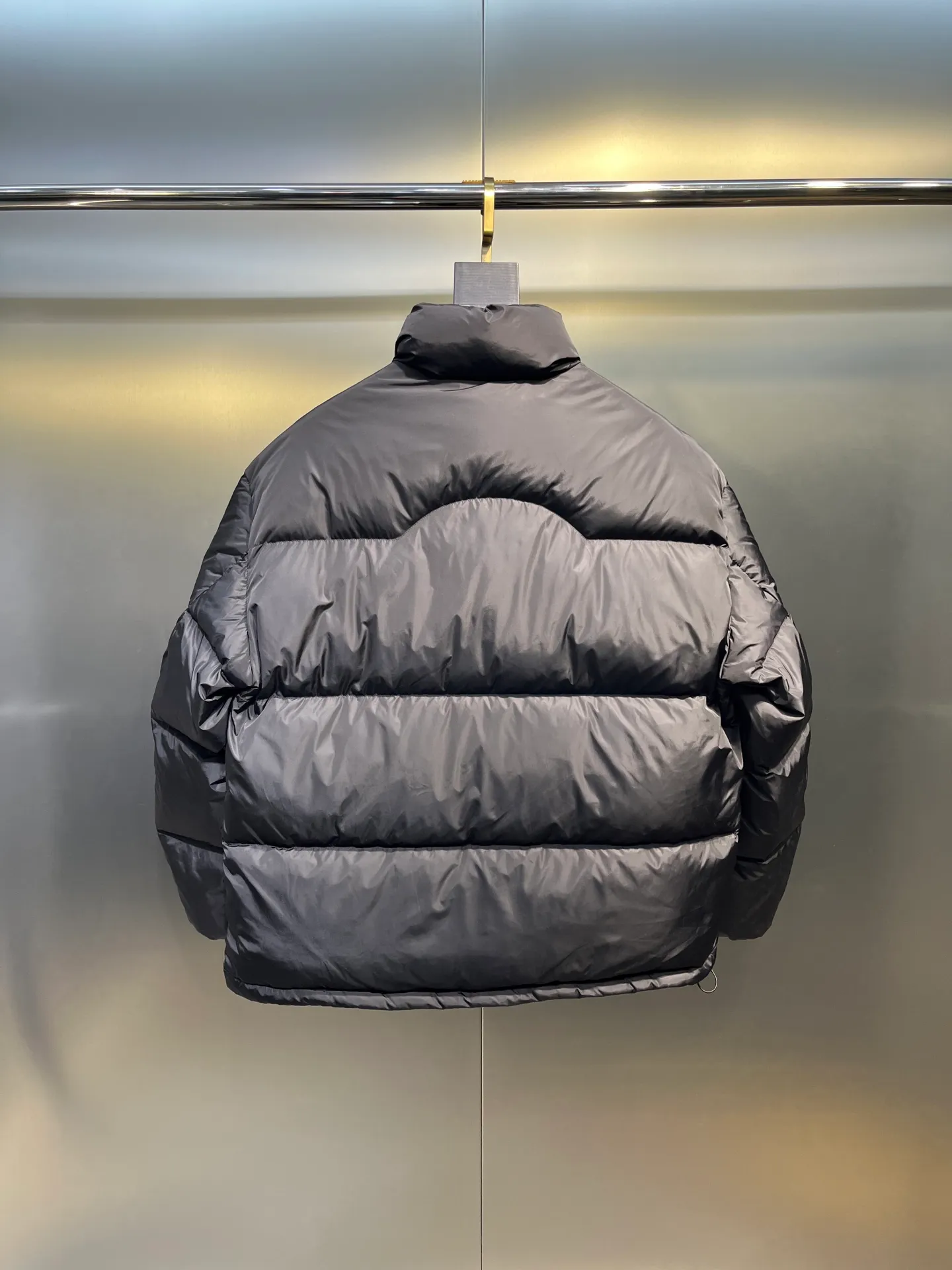 Moncler Material process analysis: 1️⃣Original Nfc inductive anti-counterfeiting chip 2️⃣National standard 95% pure white duck down, exclusive use of top down on the market, 3️⃣Fabric: 100% nylon; Lining: 100% nylon, one of the best on the market, everything is customized according to the original version. 4⃣️The electroplated hardware is produced by the original processing factory, all customized by the original factory, and is not available in various market versions. 5⃣️Produced by the same OEM factory as XX Wolf, it has always been unambiguous in terms of quality. Everyone knows about the workers' craftsmanship, QA and QC quality inspection when shipping from large factories. It is not comparable to small factories in the market. Mouth-mounted down jackets, let’s not brag, there is almost no one that can do better than us! Make an original product with care, so that every customer has the confidence to introduce it to his customers: This is the top version in China. Good products do not need too many soft articles to set off, only junk products will boast: the original ZP uses thousands of words to impress consumers! Although it is an F product, it is not inferior to ZP!  size: 123456