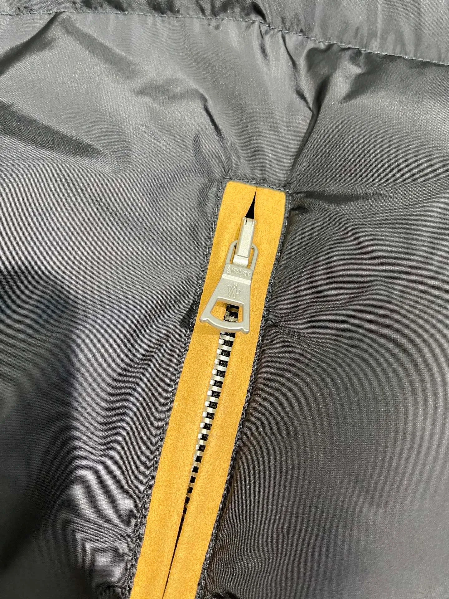 Moncler Material process analysis: 1️⃣Original Nfc inductive anti-counterfeiting chip 2️⃣National standard 95% pure white duck down, exclusive use of top down on the market, 3️⃣Fabric: 100% nylon; Lining: 100% nylon, one of the best on the market, everything is customized according to the original version. 4⃣️The electroplated hardware is produced by the original processing factory, all customized by the original factory, and is not available in various market versions. 5⃣️Produced by the same OEM factory as XX Wolf, it has always been unambiguous in terms of quality. Everyone knows about the workers' craftsmanship, QA and QC quality inspection when shipping from large factories. It is not comparable to small factories in the market. Mouth-mounted down jackets, let’s not brag, there is almost no one that can do better than us! Make an original product with care, so that every customer has the confidence to introduce it to his customers: This is the top version in China. Good products do not need too many soft articles to set off, only junk products will boast: the original ZP uses thousands of words to impress consumers! Although it is an F product, it is not inferior to ZP!  size: 123456