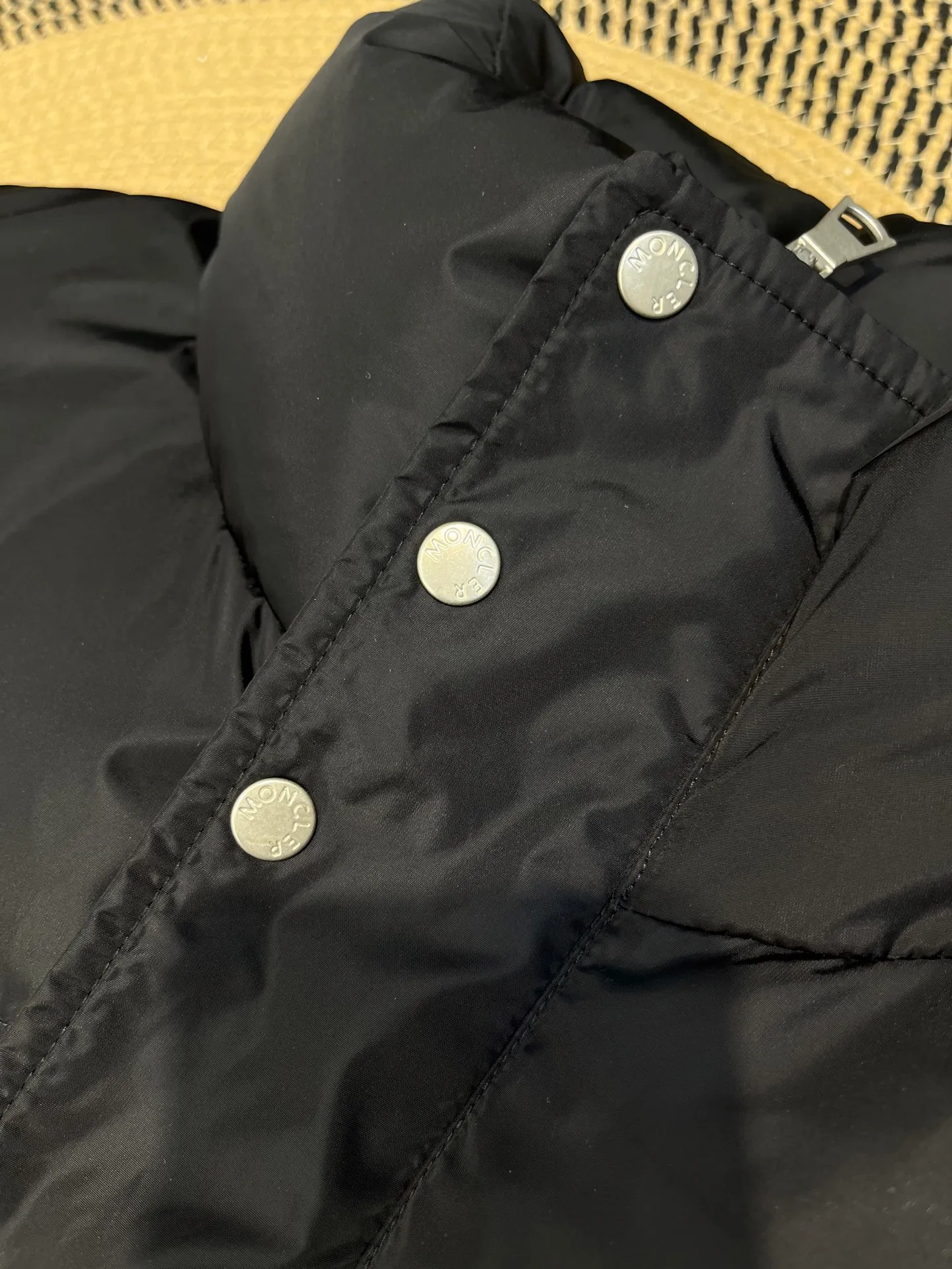 Moncler Material process analysis: 1️⃣Original Nfc inductive anti-counterfeiting chip 2️⃣National standard 95% pure white duck down, exclusive use of top down on the market, 3️⃣Fabric: 100% nylon; Lining: 100% nylon, one of the best on the market, everything is customized according to the original version. 4⃣️The electroplated hardware is produced by the original processing factory, all customized by the original factory, and is not available in various market versions. 5⃣️Produced by the same OEM factory as XX Wolf, it has always been unambiguous in terms of quality. Everyone knows about the workers' craftsmanship, QA and QC quality inspection when shipping from large factories. It is not comparable to small factories in the market. Mouth-mounted down jackets, let’s not brag, there is almost no one that can do better than us! Make an original product with care, so that every customer has the confidence to introduce it to his customers: This is the top version in China. Good products do not need too many soft articles to set off, only junk products will boast: the original ZP uses thousands of words to impress consumers! Although it is an F product, it is not inferior to ZP!  size: 123456