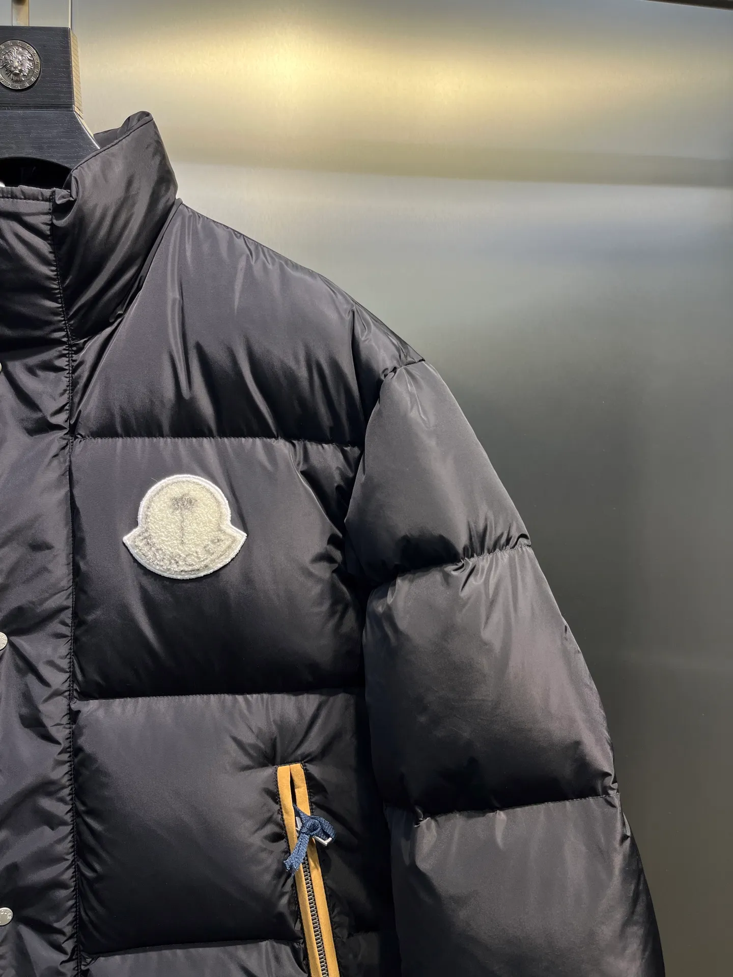 Moncler Material process analysis: 1️⃣Original Nfc inductive anti-counterfeiting chip 2️⃣National standard 95% pure white duck down, exclusive use of top down on the market, 3️⃣Fabric: 100% nylon; Lining: 100% nylon, one of the best on the market, everything is customized according to the original version. 4⃣️The electroplated hardware is produced by the original processing factory, all customized by the original factory, and is not available in various market versions. 5⃣️Produced by the same OEM factory as XX Wolf, it has always been unambiguous in terms of quality. Everyone knows about the workers' craftsmanship, QA and QC quality inspection when shipping from large factories. It is not comparable to small factories in the market. Mouth-mounted down jackets, let’s not brag, there is almost no one that can do better than us! Make an original product with care, so that every customer has the confidence to introduce it to his customers: This is the top version in China. Good products do not need too many soft articles to set off, only junk products will boast: the original ZP uses thousands of words to impress consumers! Although it is an F product, it is not inferior to ZP!  size: 123456