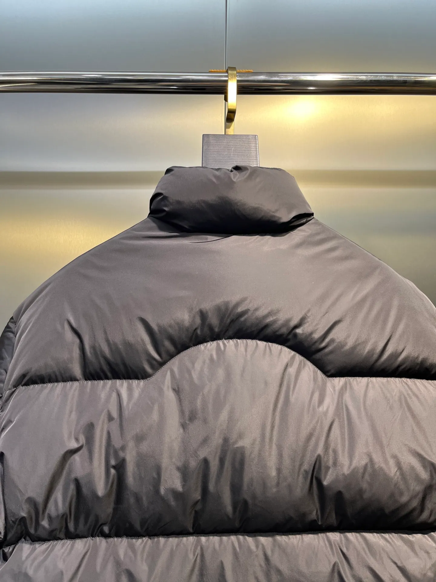 Moncler Material process analysis: 1️⃣Original Nfc inductive anti-counterfeiting chip 2️⃣National standard 95% pure white duck down, exclusive use of top down on the market, 3️⃣Fabric: 100% nylon; Lining: 100% nylon, one of the best on the market, everything is customized according to the original version. 4⃣️The electroplated hardware is produced by the original processing factory, all customized by the original factory, and is not available in various market versions. 5⃣️Produced by the same OEM factory as XX Wolf, it has always been unambiguous in terms of quality. Everyone knows about the workers' craftsmanship, QA and QC quality inspection when shipping from large factories. It is not comparable to small factories in the market. Mouth-mounted down jackets, let’s not brag, there is almost no one that can do better than us! Make an original product with care, so that every customer has the confidence to introduce it to his customers: This is the top version in China. Good products do not need too many soft articles to set off, only junk products will boast: the original ZP uses thousands of words to impress consumers! Although it is an F product, it is not inferior to ZP!  size: 123456