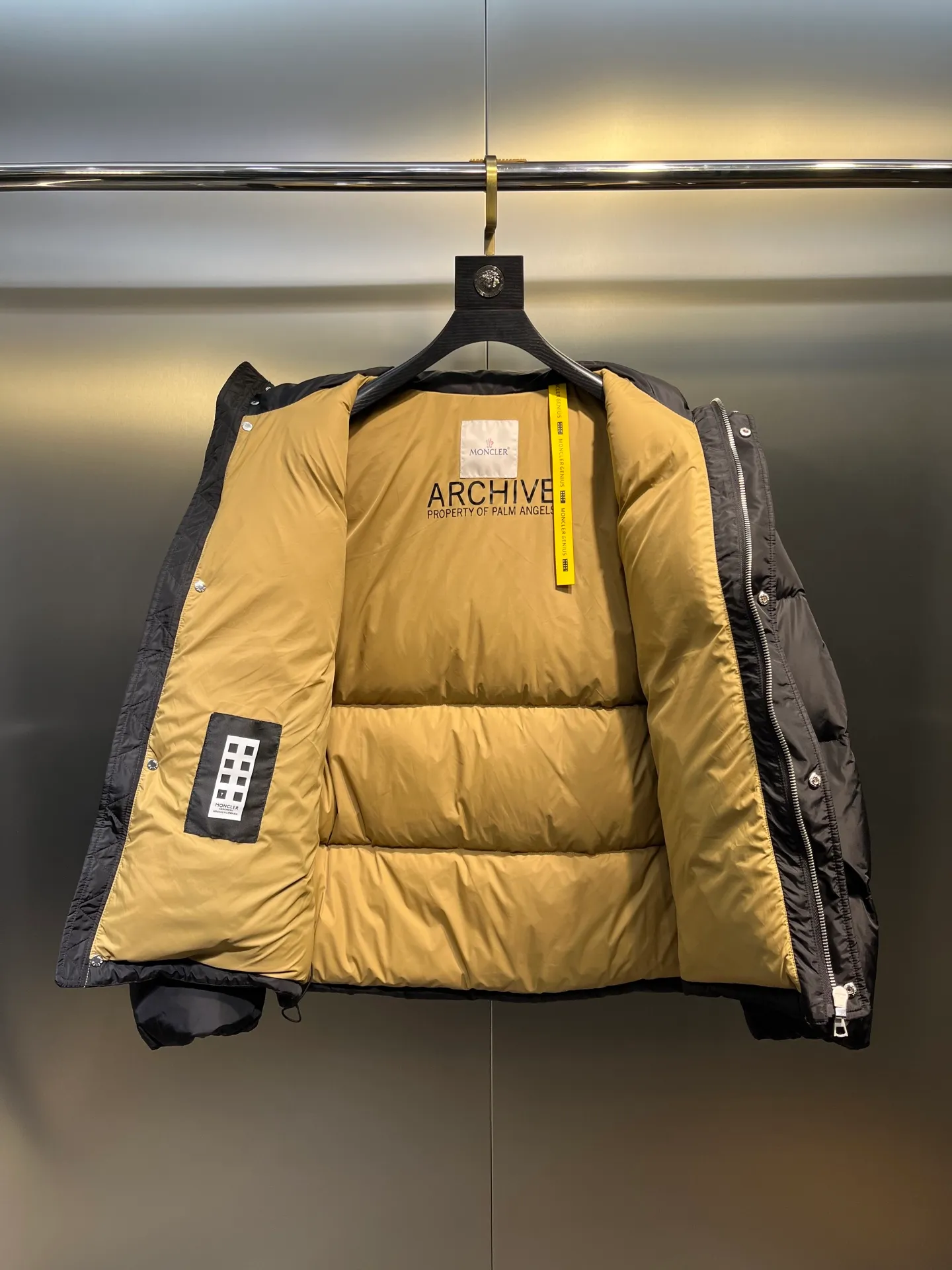Moncler Material process analysis: 1️⃣Original Nfc inductive anti-counterfeiting chip 2️⃣National standard 95% pure white duck down, exclusive use of top down on the market, 3️⃣Fabric: 100% nylon; Lining: 100% nylon, one of the best on the market, everything is customized according to the original version. 4⃣️The electroplated hardware is produced by the original processing factory, all customized by the original factory, and is not available in various market versions. 5⃣️Produced by the same OEM factory as XX Wolf, it has always been unambiguous in terms of quality. Everyone knows about the workers' craftsmanship, QA and QC quality inspection when shipping from large factories. It is not comparable to small factories in the market. Mouth-mounted down jackets, let’s not brag, there is almost no one that can do better than us! Make an original product with care, so that every customer has the confidence to introduce it to his customers: This is the top version in China. Good products do not need too many soft articles to set off, only junk products will boast: the original ZP uses thousands of words to impress consumers! Although it is an F product, it is not inferior to ZP!  size: 123456