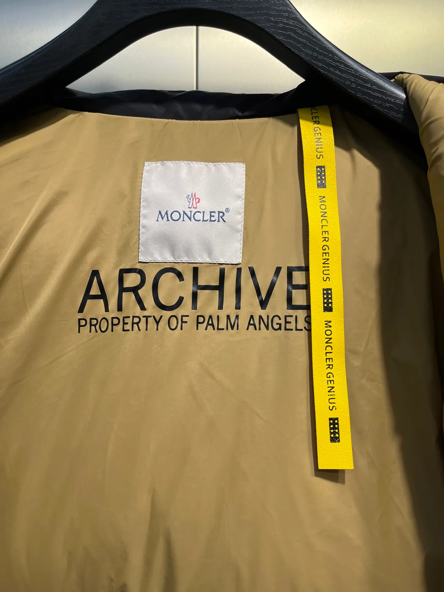 Moncler Material process analysis: 1️⃣Original Nfc inductive anti-counterfeiting chip 2️⃣National standard 95% pure white duck down, exclusive use of top down on the market, 3️⃣Fabric: 100% nylon; Lining: 100% nylon, one of the best on the market, everything is customized according to the original version. 4⃣️The electroplated hardware is produced by the original processing factory, all customized by the original factory, and is not available in various market versions. 5⃣️Produced by the same OEM factory as XX Wolf, it has always been unambiguous in terms of quality. Everyone knows about the workers' craftsmanship, QA and QC quality inspection when shipping from large factories. It is not comparable to small factories in the market. Mouth-mounted down jackets, let’s not brag, there is almost no one that can do better than us! Make an original product with care, so that every customer has the confidence to introduce it to his customers: This is the top version in China. Good products do not need too many soft articles to set off, only junk products will boast: the original ZP uses thousands of words to impress consumers! Although it is an F product, it is not inferior to ZP!  size: 123456