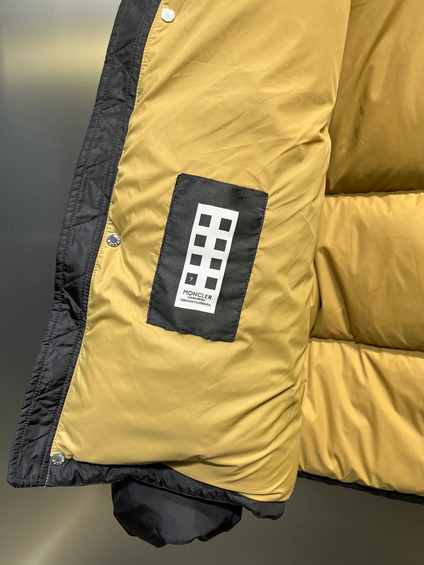 Moncler Material process analysis: 1️⃣Original Nfc inductive anti-counterfeiting chip 2️⃣National standard 95% pure white duck down, exclusive use of top down on the market, 3️⃣Fabric: 100% nylon; Lining: 100% nylon, one of the best on the market, everything is customized according to the original version. 4⃣️The electroplated hardware is produced by the original processing factory, all customized by the original factory, and is not available in various market versions. 5⃣️Produced by the same OEM factory as XX Wolf, it has always been unambiguous in terms of quality. Everyone knows about the workers' craftsmanship, QA and QC quality inspection when shipping from large factories. It is not comparable to small factories in the market. Mouth-mounted down jackets, let’s not brag, there is almost no one that can do better than us! Make an original product with care, so that every customer has the confidence to introduce it to his customers: This is the top version in China. Good products do not need too many soft articles to set off, only junk products will boast: the original ZP uses thousands of words to impress consumers! Although it is an F product, it is not inferior to ZP!  size: 123456