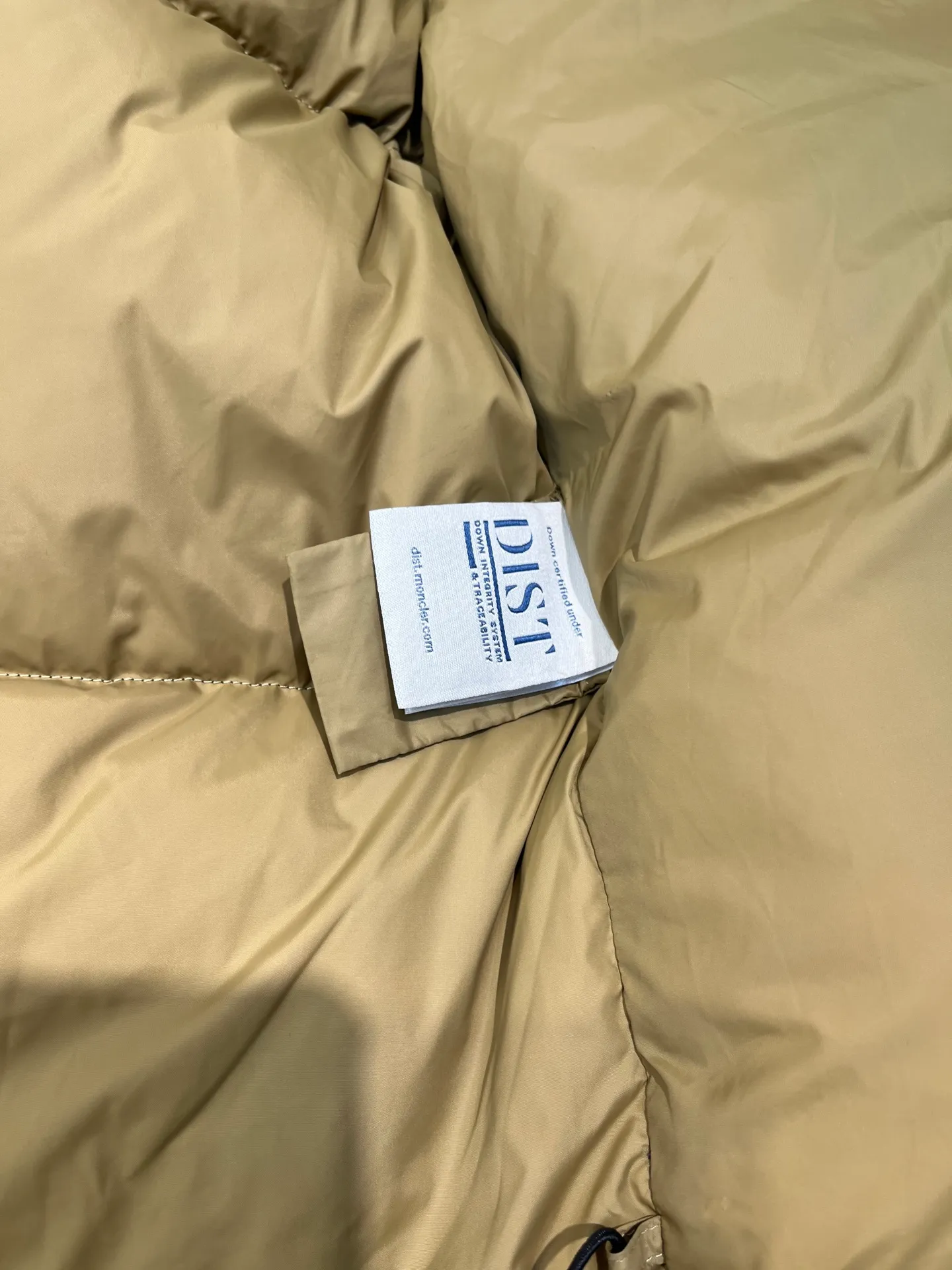 Moncler Material process analysis: 1️⃣Original Nfc inductive anti-counterfeiting chip 2️⃣National standard 95% pure white duck down, exclusive use of top down on the market, 3️⃣Fabric: 100% nylon; Lining: 100% nylon, one of the best on the market, everything is customized according to the original version. 4⃣️The electroplated hardware is produced by the original processing factory, all customized by the original factory, and is not available in various market versions. 5⃣️Produced by the same OEM factory as XX Wolf, it has always been unambiguous in terms of quality. Everyone knows about the workers' craftsmanship, QA and QC quality inspection when shipping from large factories. It is not comparable to small factories in the market. Mouth-mounted down jackets, let’s not brag, there is almost no one that can do better than us! Make an original product with care, so that every customer has the confidence to introduce it to his customers: This is the top version in China. Good products do not need too many soft articles to set off, only junk products will boast: the original ZP uses thousands of words to impress consumers! Although it is an F product, it is not inferior to ZP!  size: 123456
