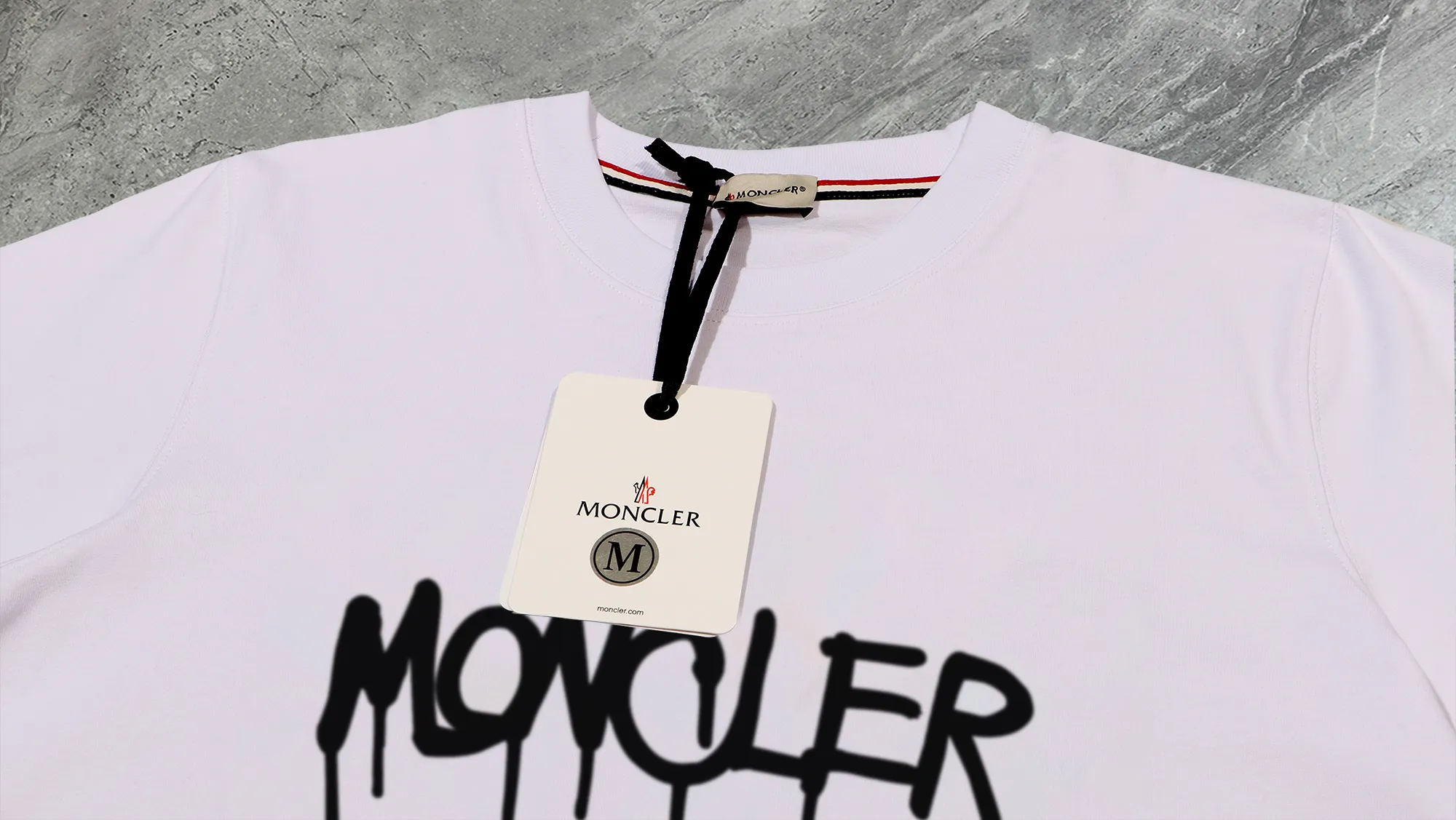 P210 High-version sweatshirt) [Long-term stock] 〖𝐌𝐎𝐍𝐂𝐋𝐄𝐑~Mask〗 Made of 440g heavy-weight fabric. It is different from the market currency. It can be matched with any variety and is properly handsome. 😎The whole dress is made of double waistcoats. The double waistcoats make the whole dress more three-dimensional. Not ordinary factories can do such fine work. 2025 Spring runway version of the T stage, on sale at the counter, round neck terry sweatshirt, high-end double-strand pure cotton, custom-made stretch ribs, dyed in the same vat, complete with three standards, matched with exquisite embroidered LOGO on the chest, simple and advanced, same style for men and women. Color: black, apricot, white, size: S M L XL 2XL