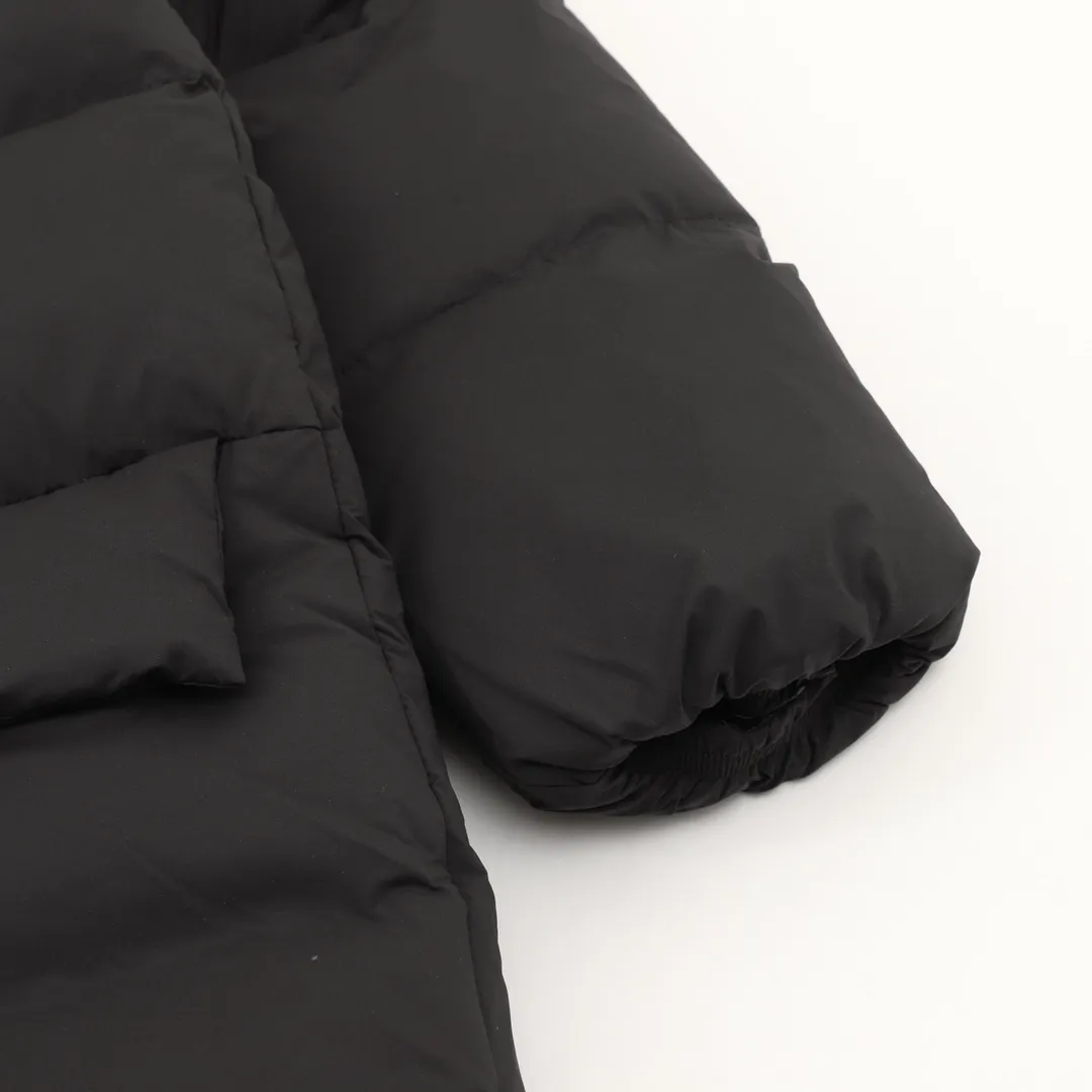 P1360 Moncler Bosona Mid-Length Large Felt Badge Down Jacket This Bosona men's long down jacket combines classic Moncler aesthetics with outstanding performance and protective features.  The Bosona long down jacket is made of longue saison fabric and is designed with practical details to provide both warmth and protection. As a Moncler classic, this down jacket features a detachable hood and a front zipper placket that covers the windshield, significantly improving its protective performance. Details •Made from longue saison fabric •Longue saison lining •Down filled •Removable hood •Zip and snap fastening •Zip pockets •Patch pockets on sleeves •Adjustable cuffs •Drawstring hem size:0-3