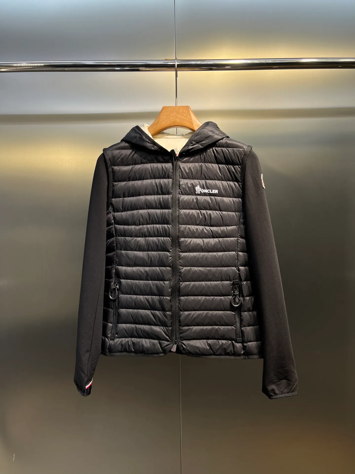 P800 moncler🌟 25 new autumn and winter style hooded down jacket with splicing design. Short version. The upper body can easily divide the figure. The proportions are slim and tall. The hooded long-sleeved spliced knitted windproof, warm and capable. It is sweet, cool and versatile for daily swing. No matter the figure, the upper body can easily elongate the visual proportion. Invincible slimming and heightening. It is also super friendly for small people. The upper body is cool, sassy and handsome. National standard 90 white duck down filling Warm, lightweight and compact. Classic logo embellishment. A must-have item for winter styling and warmth. Size: s-xl