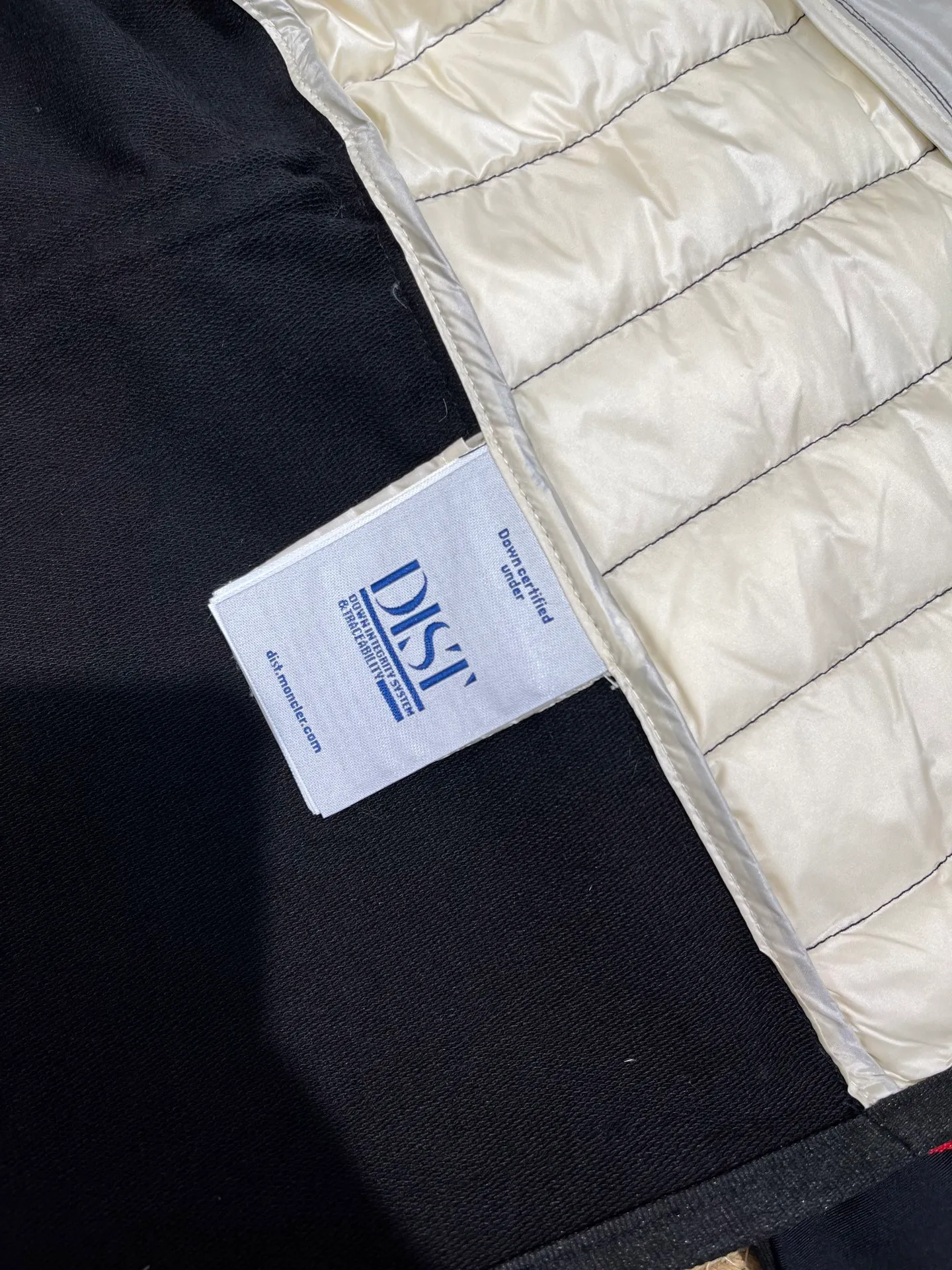 P800 moncler🌟 25 new autumn and winter style hooded down jacket with splicing design. Short version. The upper body can easily divide the figure. The proportions are slim and tall. The hooded long-sleeved spliced knitted windproof, warm and capable. It is sweet, cool and versatile for daily swing. No matter the figure, the upper body can easily elongate the visual proportion. Invincible slimming and heightening. It is also super friendly for small people. The upper body is cool, sassy and handsome. National standard 90 white duck down filling Warm, lightweight and compact. Classic logo embellishment. A must-have item for winter styling and warmth. Size: s-xl