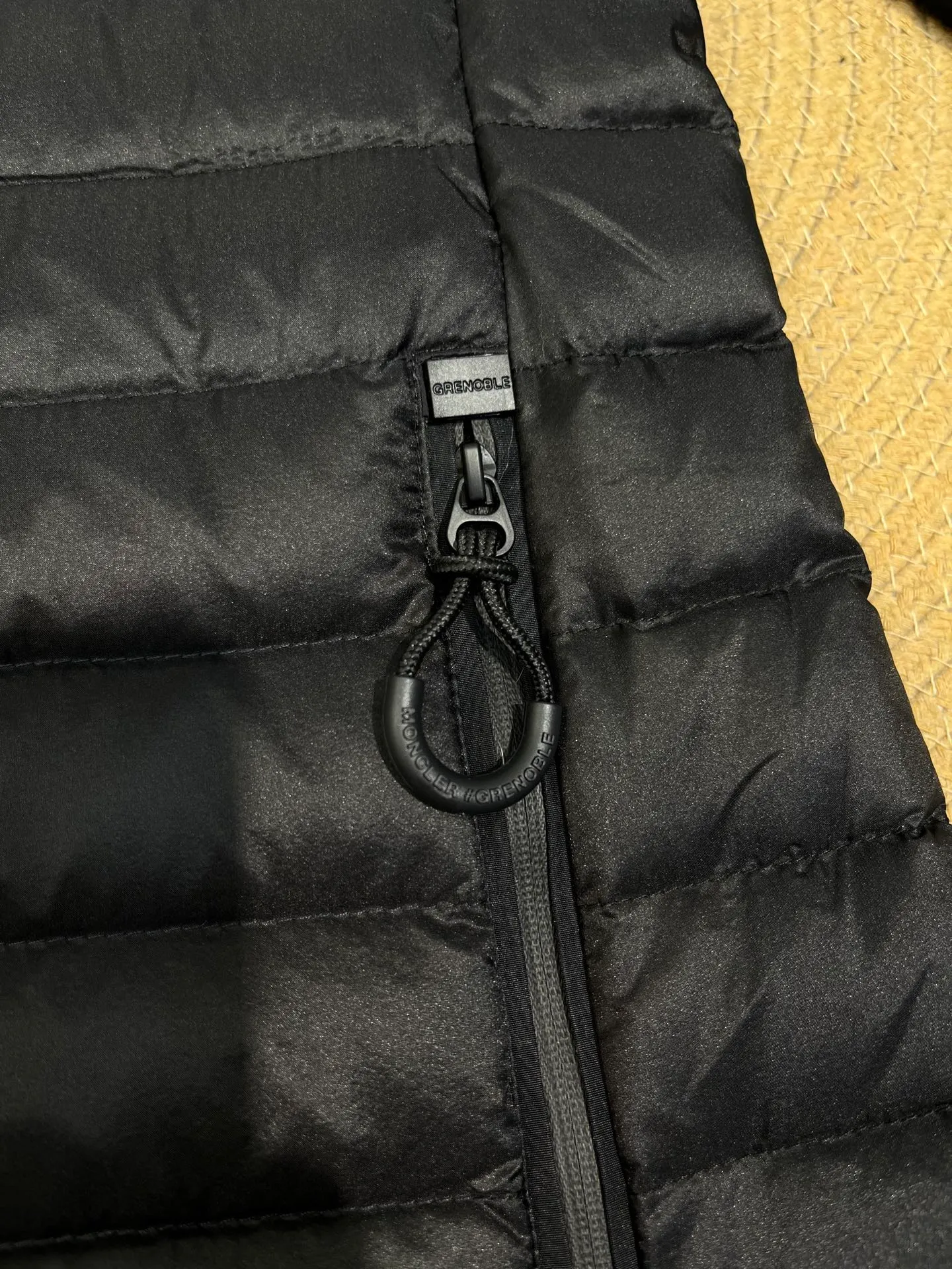P800 moncler🌟 25 new autumn and winter style hooded down jacket with splicing design. Short version. The upper body can easily divide the figure. The proportions are slim and tall. The hooded long-sleeved spliced knitted windproof, warm and capable. It is sweet, cool and versatile for daily swing. No matter the figure, the upper body can easily elongate the visual proportion. Invincible slimming and heightening. It is also super friendly for small people. The upper body is cool, sassy and handsome. National standard 90 white duck down filling Warm, lightweight and compact. Classic logo embellishment. A must-have item for winter styling and warmth. Size: s-xl