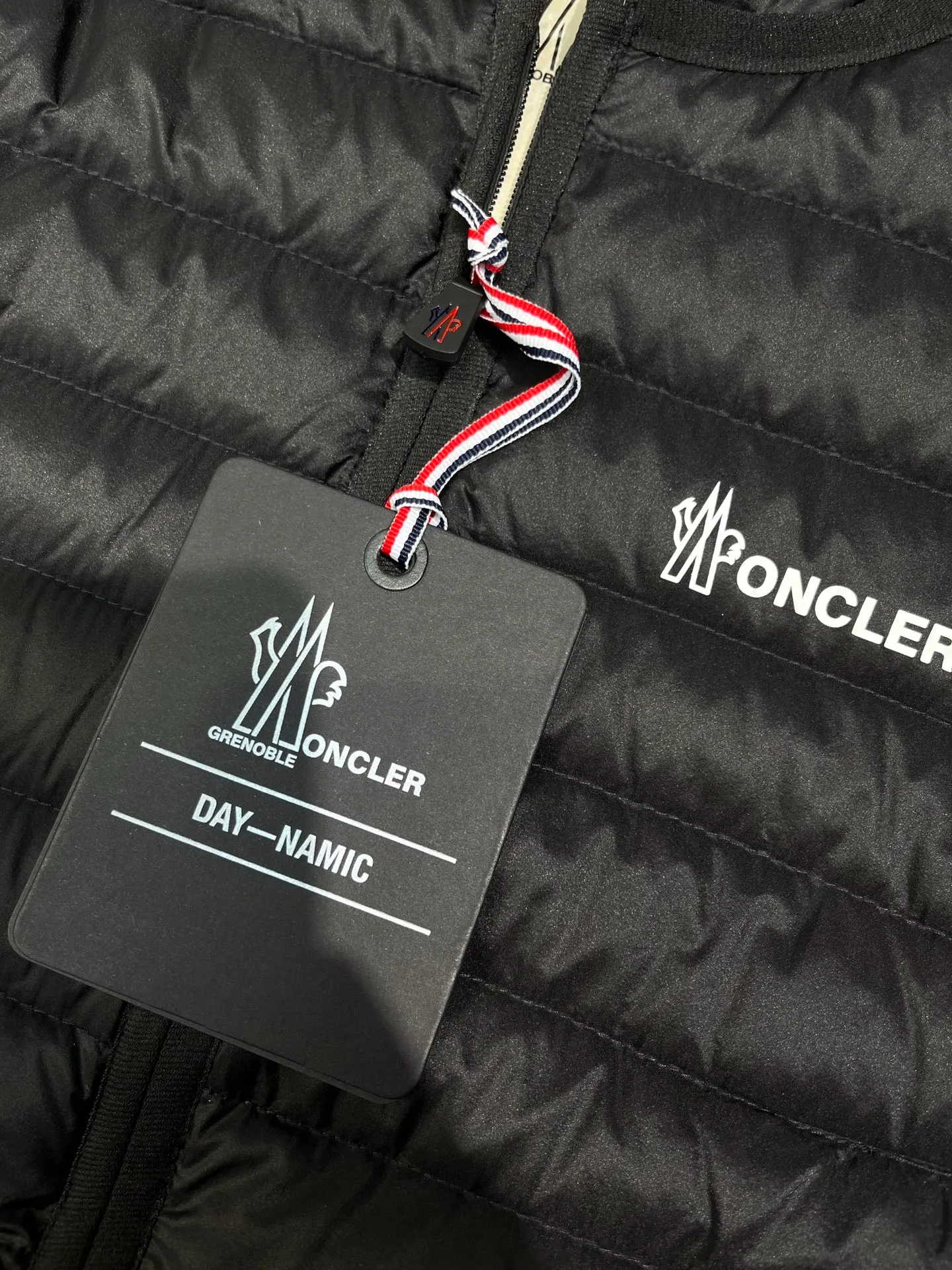 P800 moncler🌟 25 new autumn and winter style hooded down jacket with splicing design. Short version. The upper body can easily divide the figure. The proportions are slim and tall. The hooded long-sleeved spliced knitted windproof, warm and capable. It is sweet, cool and versatile for daily swing. No matter the figure, the upper body can easily elongate the visual proportion. Invincible slimming and heightening. It is also super friendly for small people. The upper body is cool, sassy and handsome. National standard 90 white duck down filling Warm, lightweight and compact. Classic logo embellishment. A must-have item for winter styling and warmth. Size: s-xl