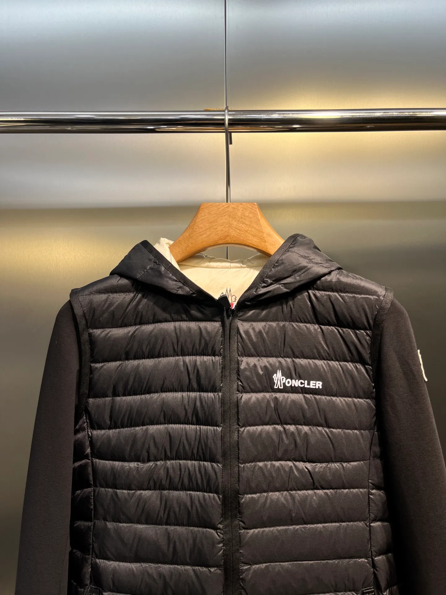 P800 moncler🌟 25 new autumn and winter style hooded down jacket with splicing design. Short version. The upper body can easily divide the figure. The proportions are slim and tall. The hooded long-sleeved spliced knitted windproof, warm and capable. It is sweet, cool and versatile for daily swing. No matter the figure, the upper body can easily elongate the visual proportion. Invincible slimming and heightening. It is also super friendly for small people. The upper body is cool, sassy and handsome. National standard 90 white duck down filling Warm, lightweight and compact. Classic logo embellishment. A must-have item for winter styling and warmth. Size: s-xl