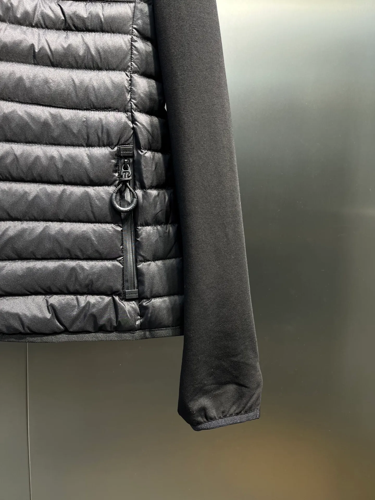 P800 moncler🌟 25 new autumn and winter style hooded down jacket with splicing design. Short version. The upper body can easily divide the figure. The proportions are slim and tall. The hooded long-sleeved spliced knitted windproof, warm and capable. It is sweet, cool and versatile for daily swing. No matter the figure, the upper body can easily elongate the visual proportion. Invincible slimming and heightening. It is also super friendly for small people. The upper body is cool, sassy and handsome. National standard 90 white duck down filling Warm, lightweight and compact. Classic logo embellishment. A must-have item for winter styling and warmth. Size: s-xl