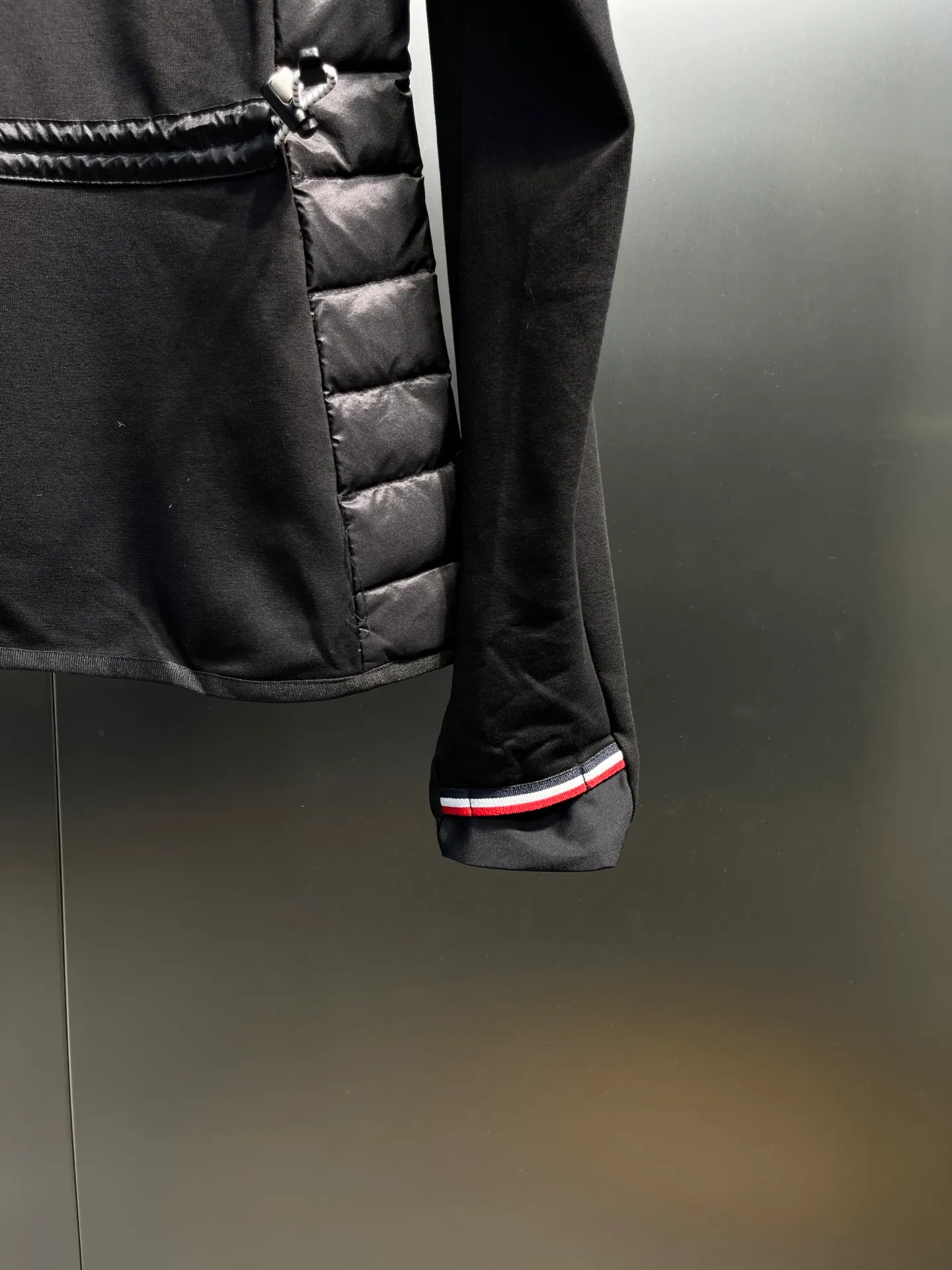 P800 moncler🌟 25 new autumn and winter style hooded down jacket with splicing design. Short version. The upper body can easily divide the figure. The proportions are slim and tall. The hooded long-sleeved spliced knitted windproof, warm and capable. It is sweet, cool and versatile for daily swing. No matter the figure, the upper body can easily elongate the visual proportion. Invincible slimming and heightening. It is also super friendly for small people. The upper body is cool, sassy and handsome. National standard 90 white duck down filling Warm, lightweight and compact. Classic logo embellishment. A must-have item for winter styling and warmth. Size: s-xl